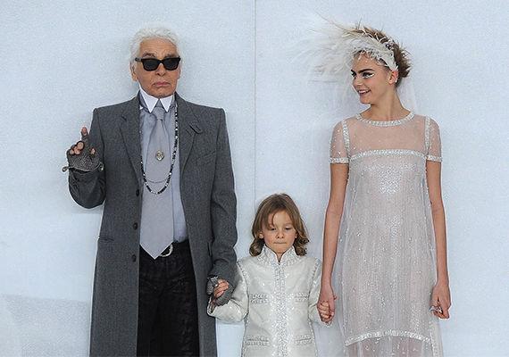 SPREK 80-ÅRING: Karl Lagerfeld er mannen bak den sporty haute couture-kolleksjonen. It-girl Cara Delevingne og fire år gamle Hudson Kroening gikk nok en gang på catwalken for Chanel-designeren. Foto: Getty Images