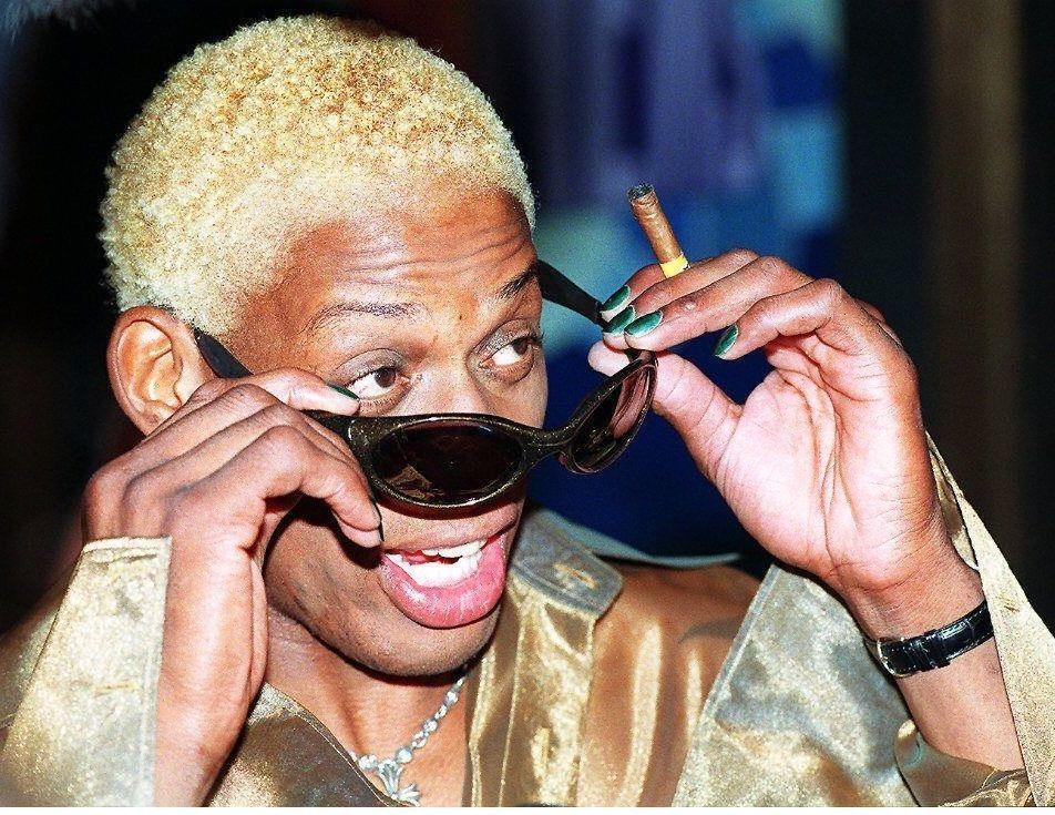 STIL: Den tidligere basketballstjernen Dennis Rodman, her i 1996, er kjent for sin lekne stil med neglelakk, smykker, sminke og gøye hårsveiser. Foto: AFP
