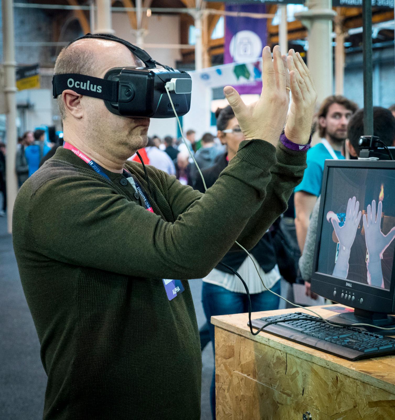 Flere av oppstartsselskapene som stilte ut på Web Summit jobbet med utstyr for virtuel virkelighet, så det kan se ut til at økosystemet rundt hodesettene vil vokse raskt. Foto: Kristoffer Møllevik, Tek.no