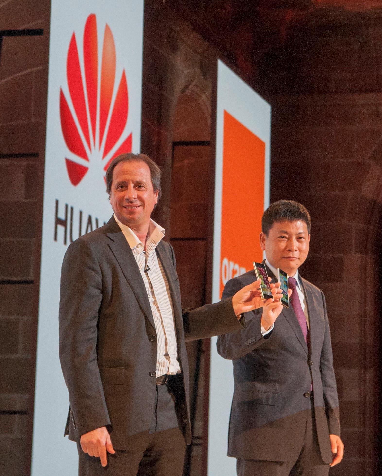 Sjefene for Huawei og operatøren Orange viser frem den nye telefonen.Foto: Finn Jarle Kvalheim, Amobil.no