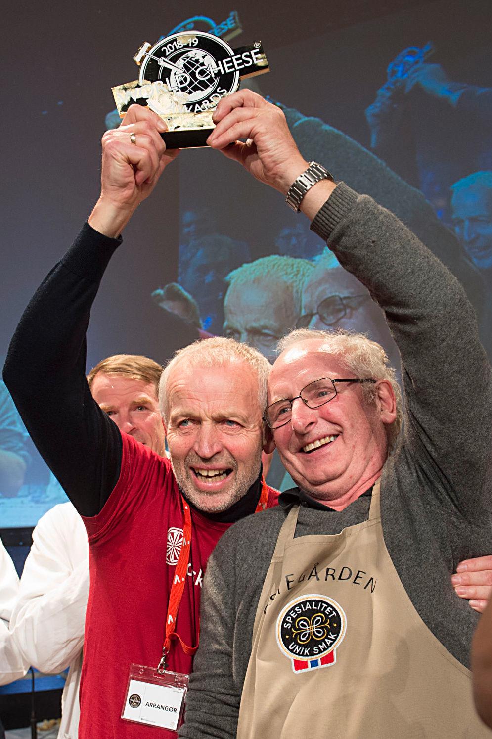 VERDENSMESTER: Jørgen Hafslund (høyre) mottok prisen for verdens beste ort på fredag. Her sammen med Gunnar Waagen, som vant oste-VM for to år siden med Tingvollosten. Foto: Marit Hommedal / NTB scanpix