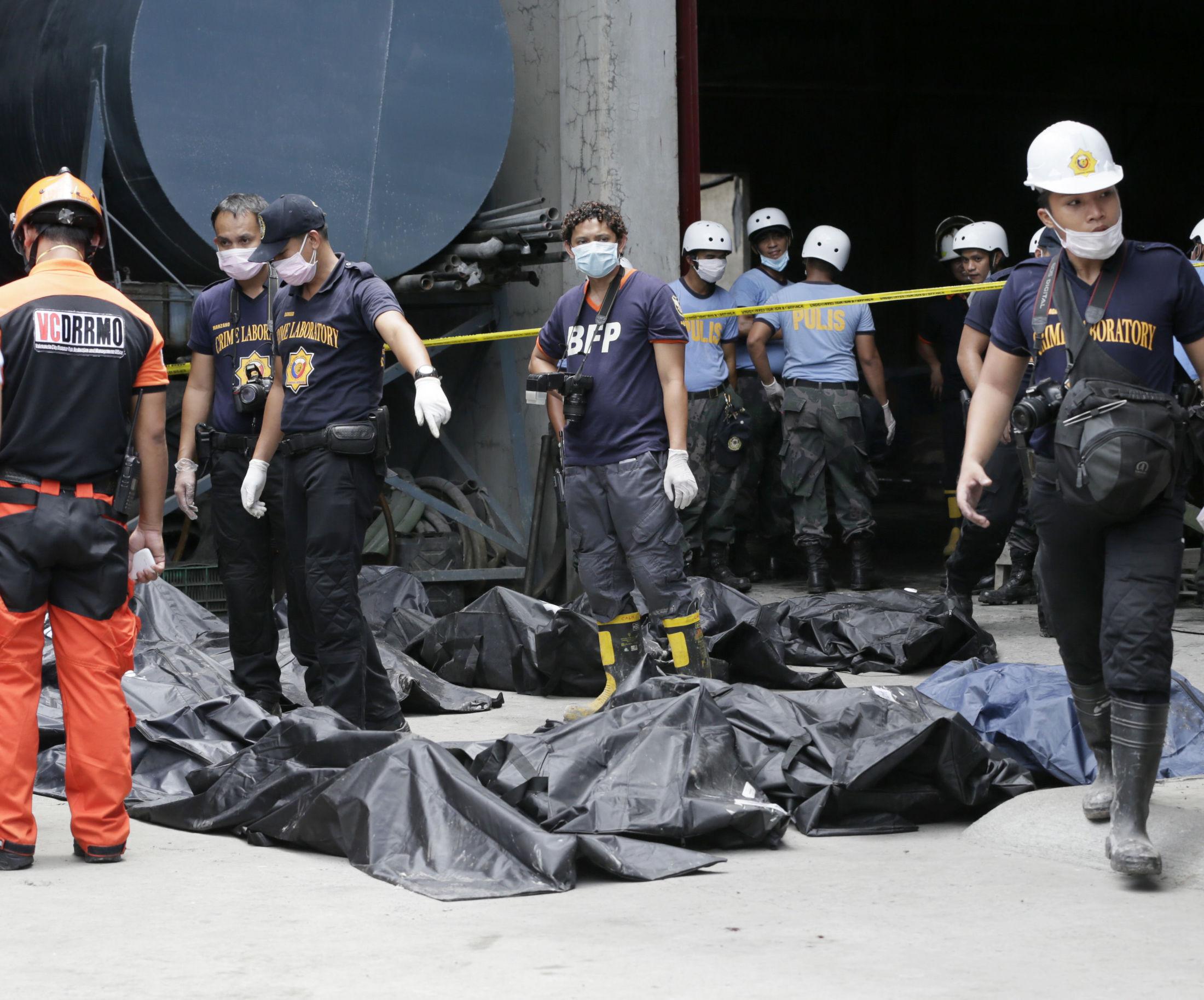 FABRIKK TOK FYR: 72 personer ble funnet døde etter en fabrikkbrann på Filippinene tidligere i mai i år. Fabrikken produserte gummisandaler. Foto: BULLIT MARQUEZ, AP