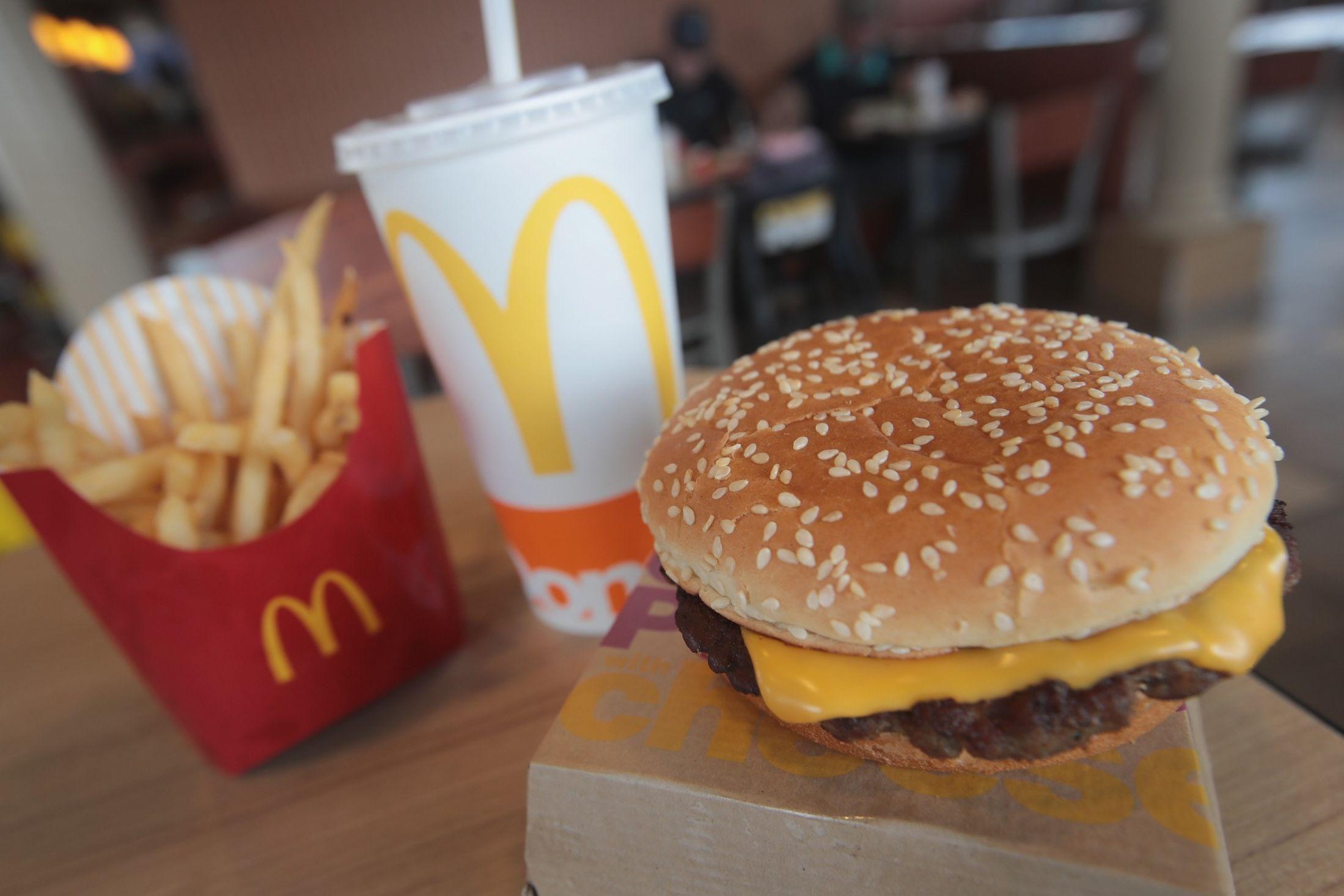 GÅR UNNA: McDonald's selger 75 hamburgere i sekundet. Foto: Scott Olson/AFP