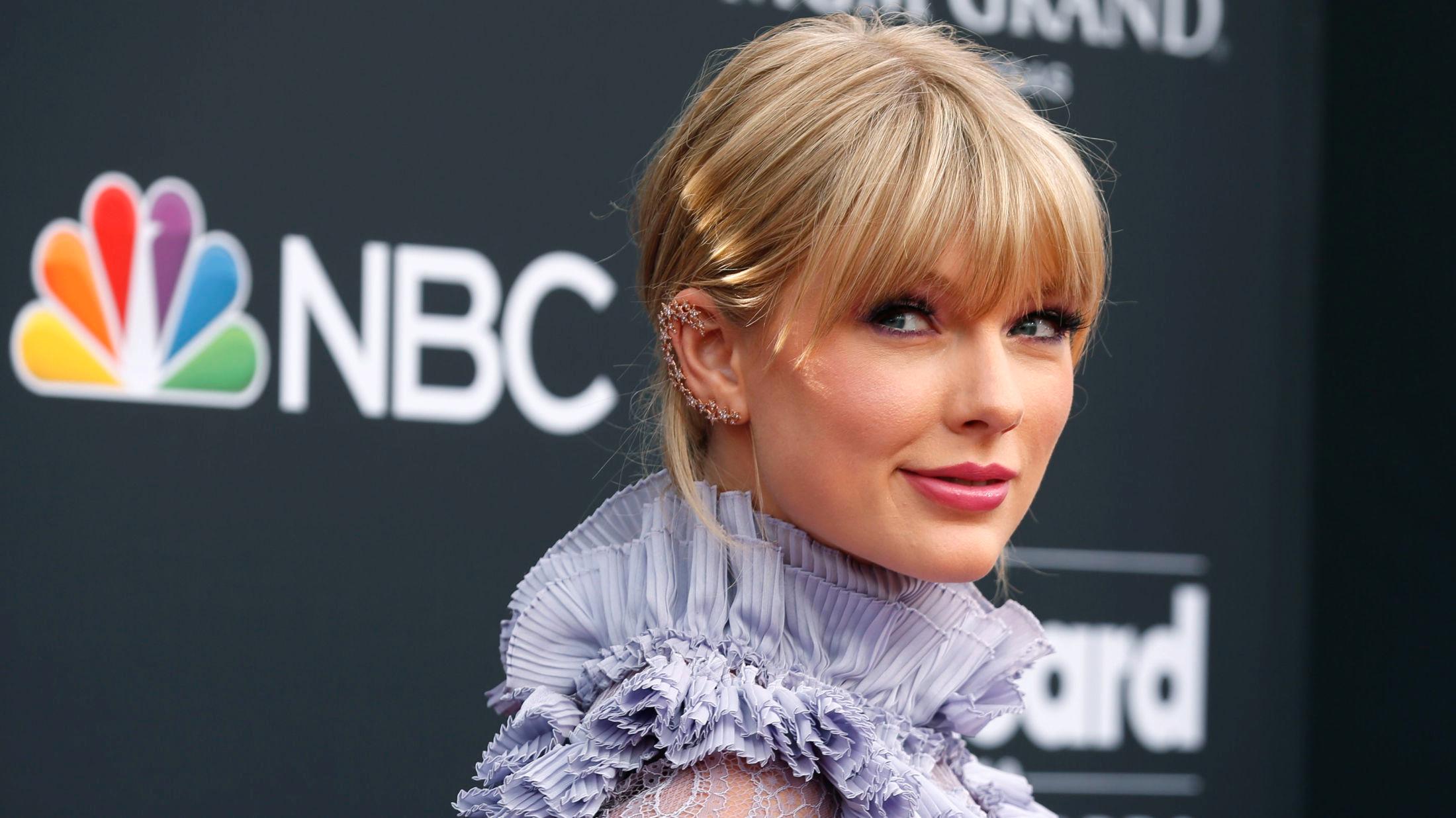 IMPONERTE: Taylor Swift gikk for en lavendel-farget kjole. Foto: Reuters