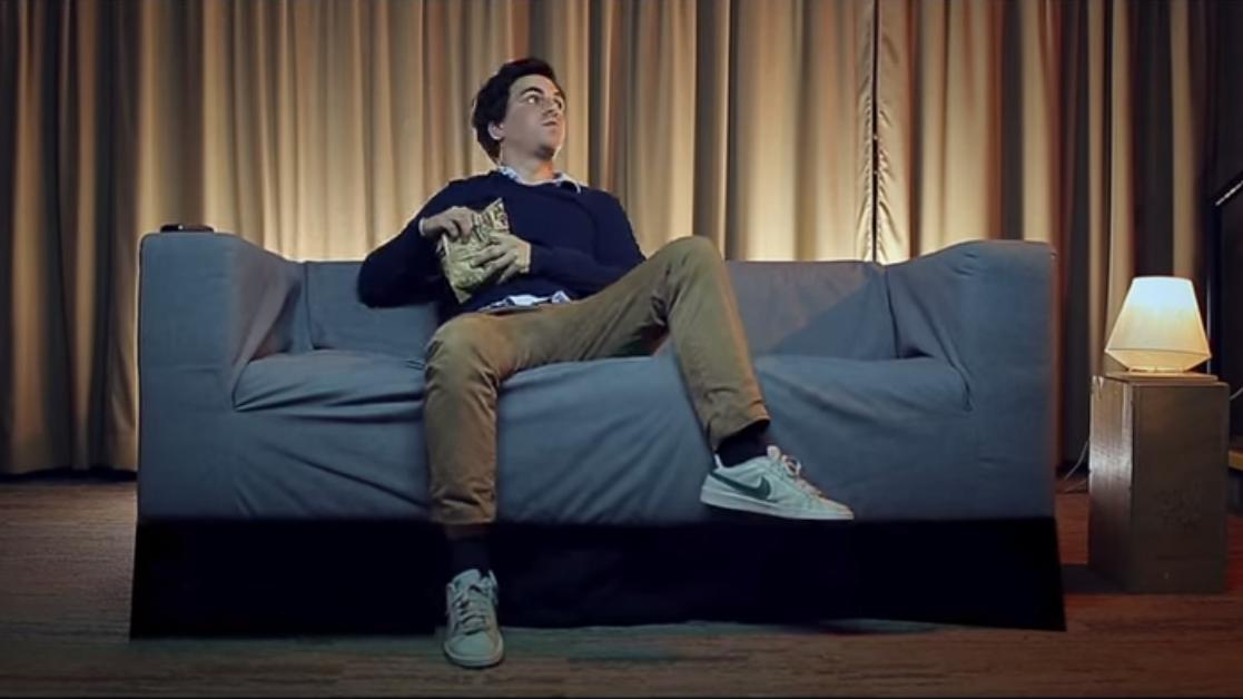 Sofaen han sitter i skjuler et Kickstarter-prosjekt verdt flere tusen kroner