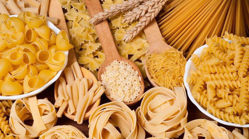 MANGE TYPER: Lange, tynne, flate, brede, hule - pasta kommer i alle former og fasonger, og det er ikke bare på grunn av estetiske grunner. Foto: NTB Scanpix