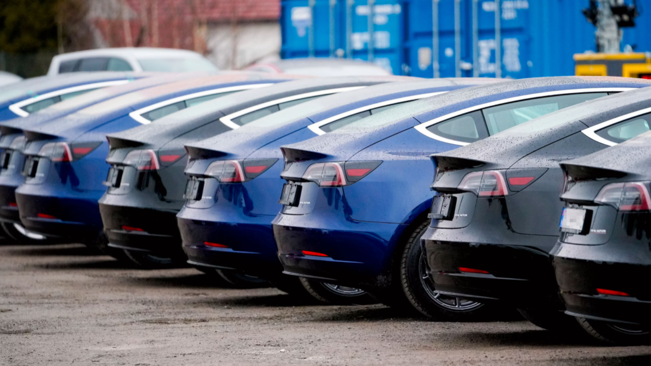 Tesla tilbakekaller 12.000 biler i USA