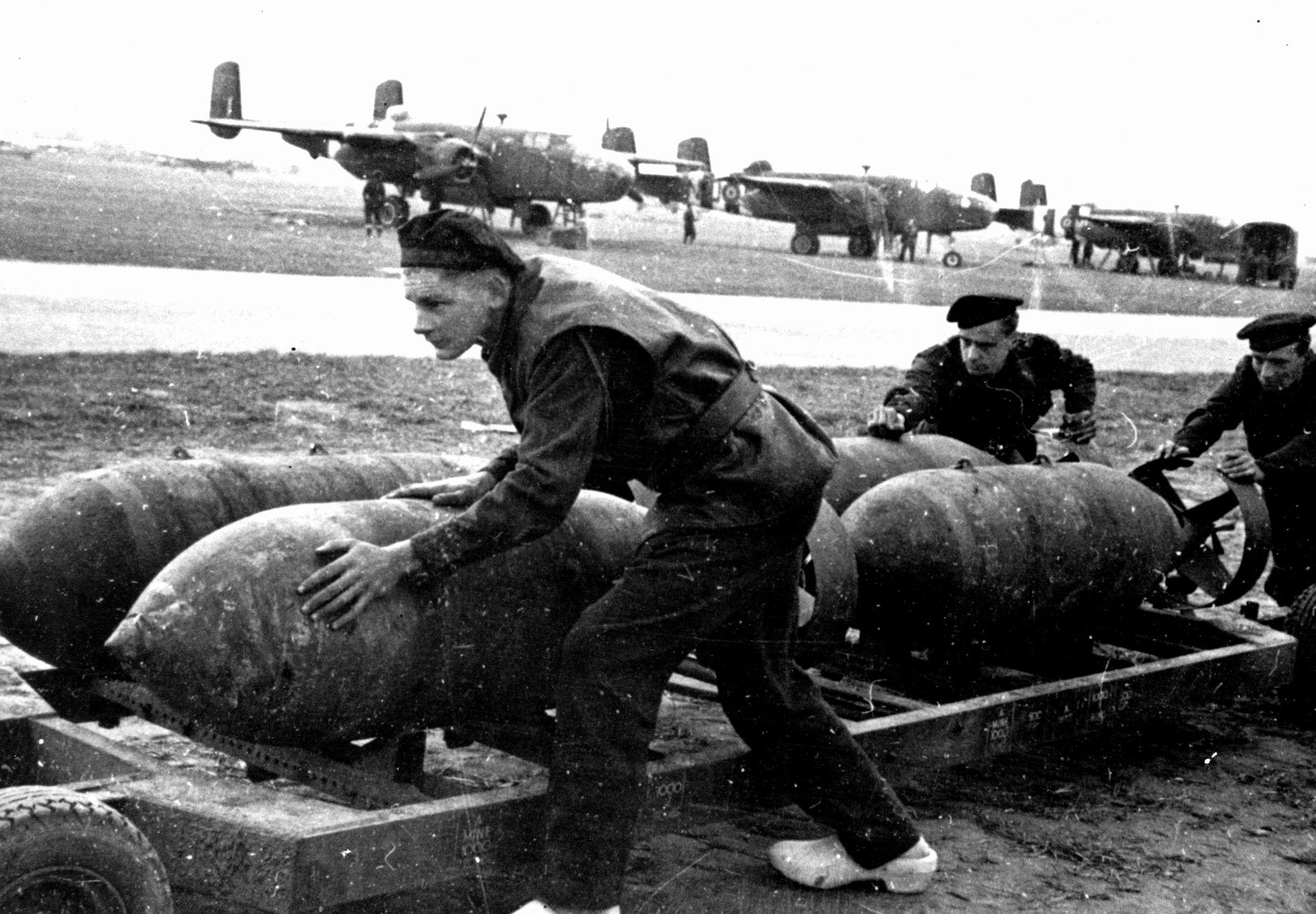 Hollandsk bakkemannskap med tresko i 1944. Foto: NTB
