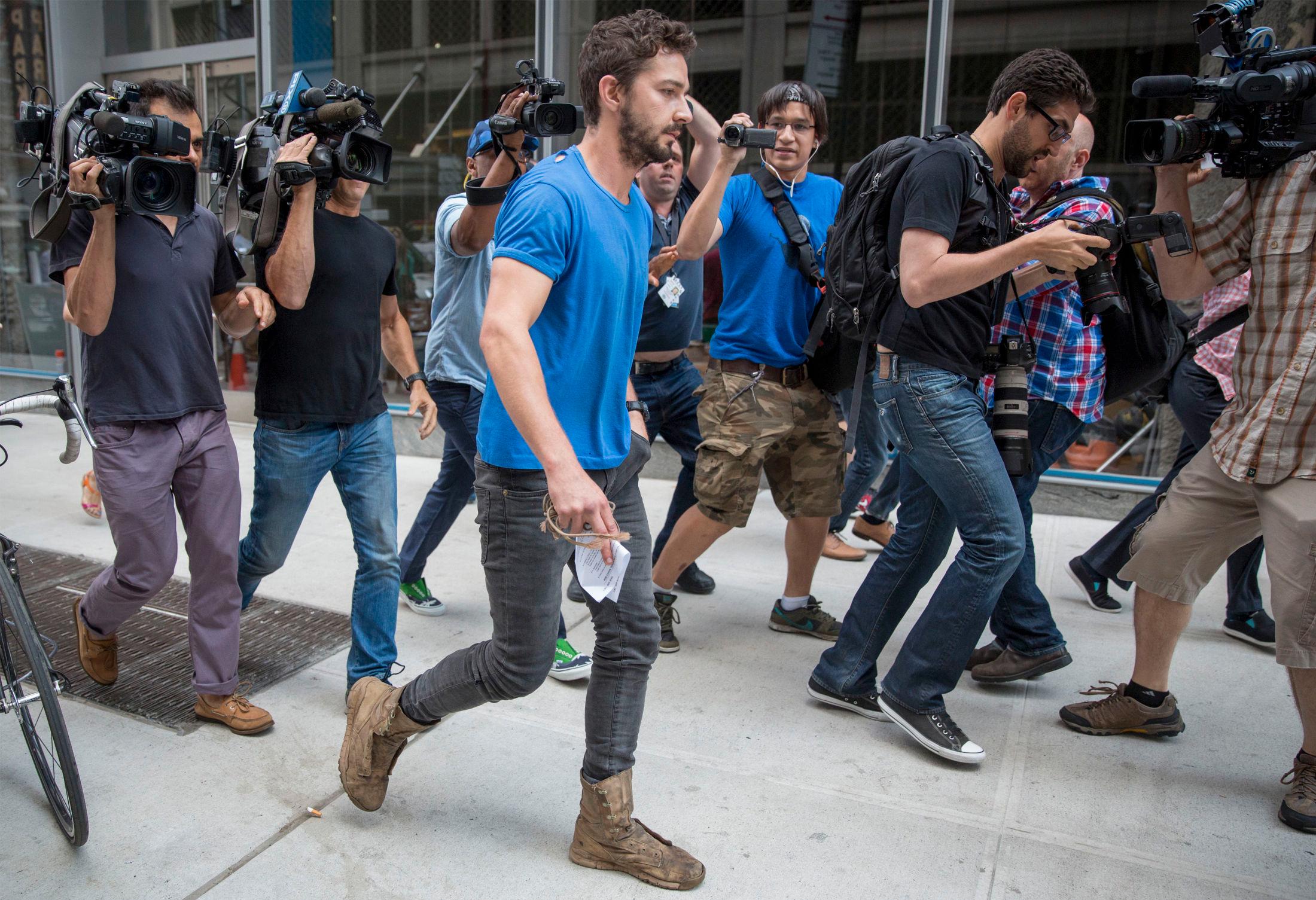 PÅ EN TING(RETT): Ikledd boots uten lisser, åletrange jeans og en hullete t-skjorte stilte Shia Labeouf i retten i 2014 for å ha skapt bråk på offentlig plass i alkoholpåvirket tilstand. Foto: Reuters / NTB Scanpix