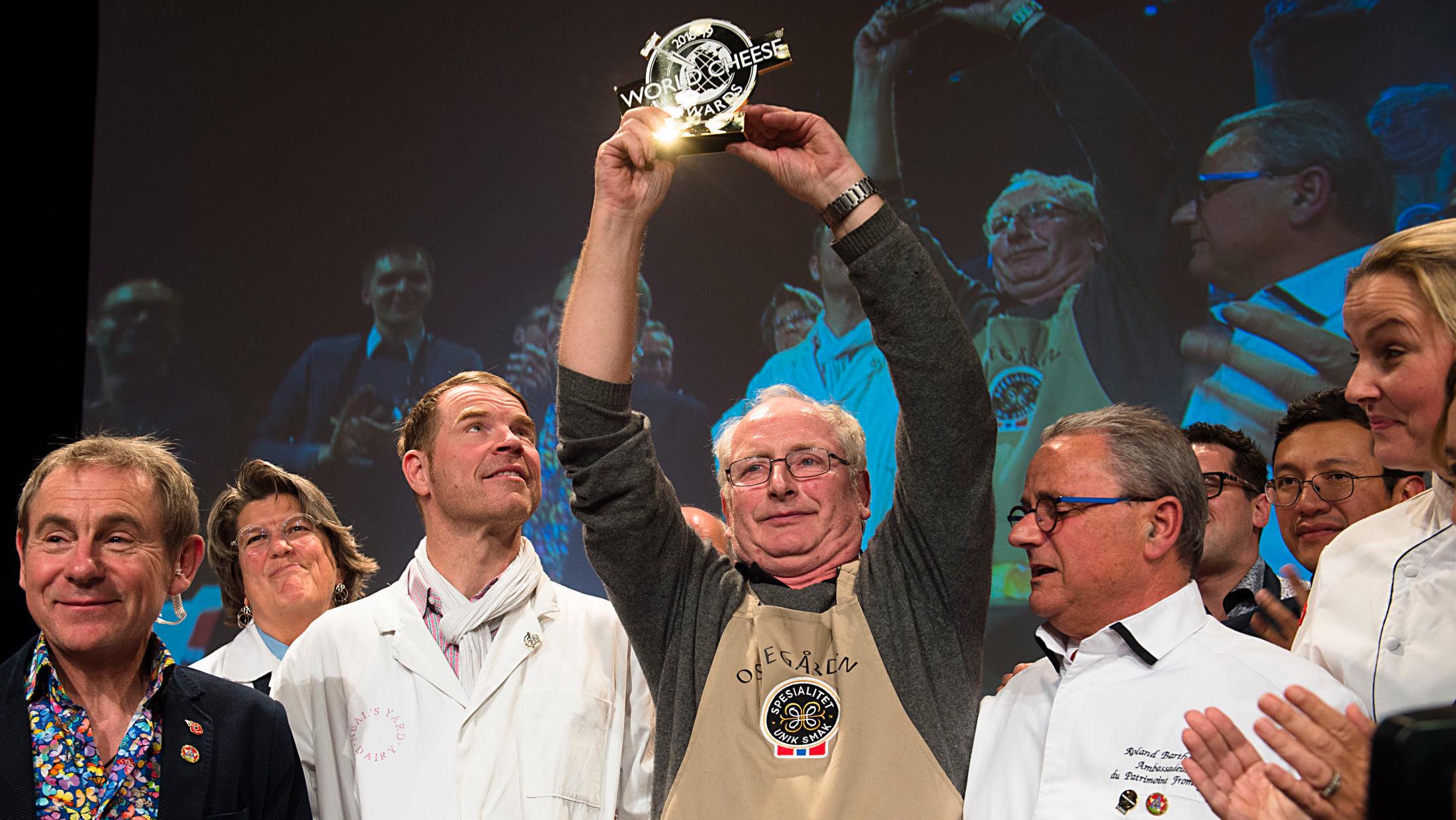 VANT GULL: Jørn Hafslund fra Ostegården vant gullmedaljen under oste-VM i Bergen i år. Nå er osten utsolgt. Foto: Marit Hommedal / NTB scanpix