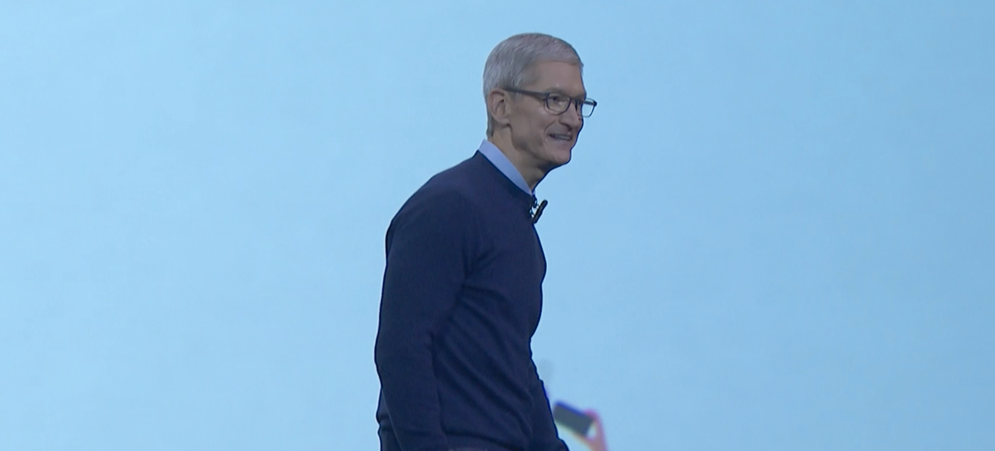 Apple-sjef Tim Cook entrer scenen.