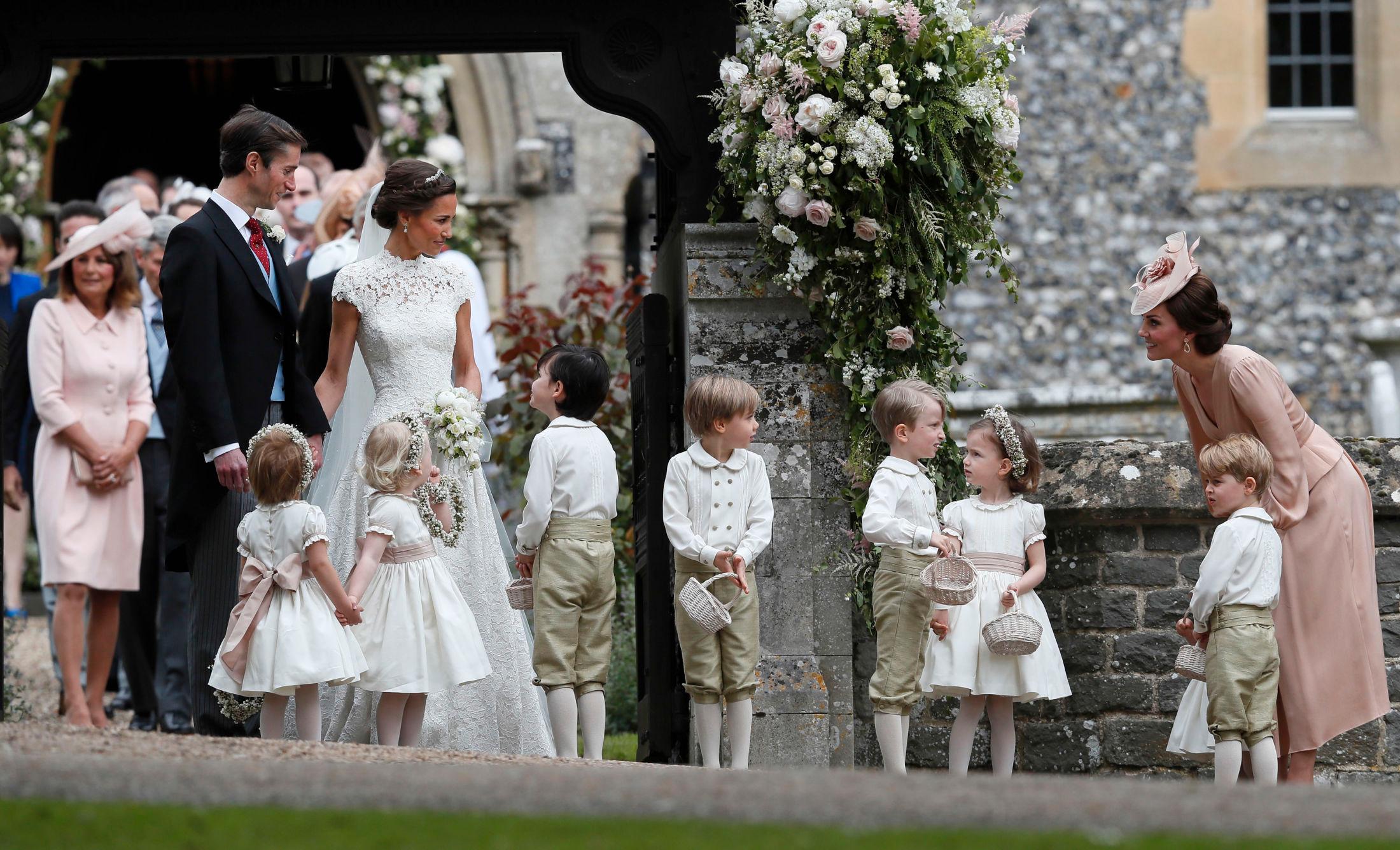 BRUD: Søsteren til Kate, Pippa Middleton, giftet seg i 2017. Lengst til høyre i bildet er Kate i en lyserosa kjole fra Alexander McQueen. Foto: Kirsty Wigglesworth, AP