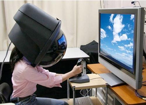 Toshibas VR-hjelm veide tre kilo og var enorm. Foto: Flickr/ Imbrettjackson