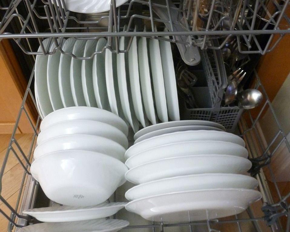 EDDIK FJERNER LUKTEN: Lukter det av oppvaskmaskinen selv om det ikke ligger matrester i bunnen? Da kan du prøve dette trikset. Foto: Pixabay