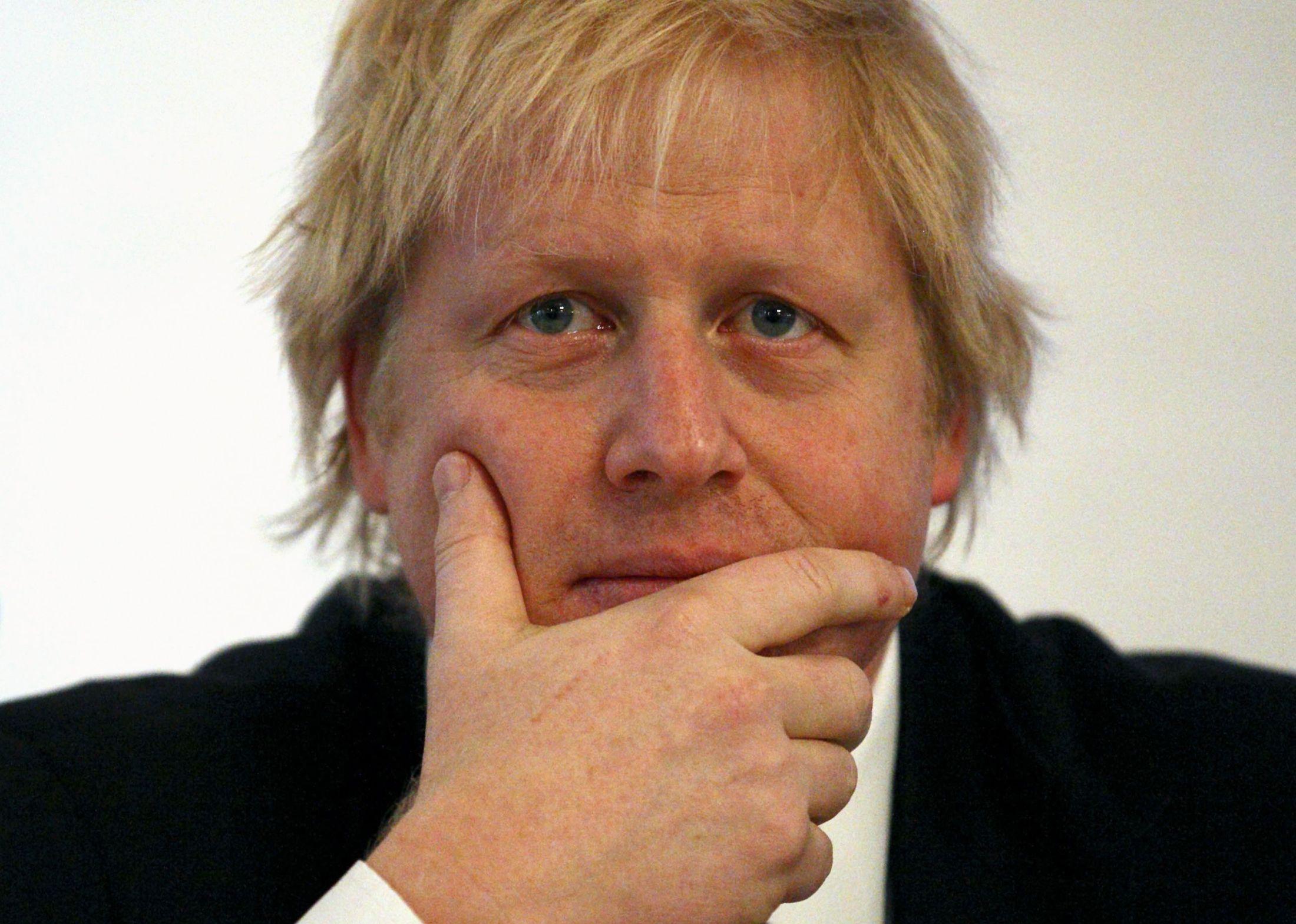 BUSTETE: Boris Johnson er kjent for at håret står litt til alle kanter. Her fra 2012. Foto: AFP