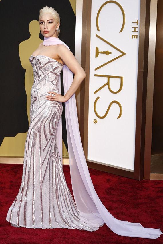 TACKY: Lady Gaga ankom Oscar-utdelingen i en couture-kjole signert Versace. Ingen stor overraskelse siden popdronningen er det italienske motehusets ansikt utad. Versace eller ikke - denne kjolen var ikke spesielt kledelig og skjerfet rundt halsen virker helt malplassert. For ikke å snakke om sminken - som det er for mye av! Foto: NTB Scanpix