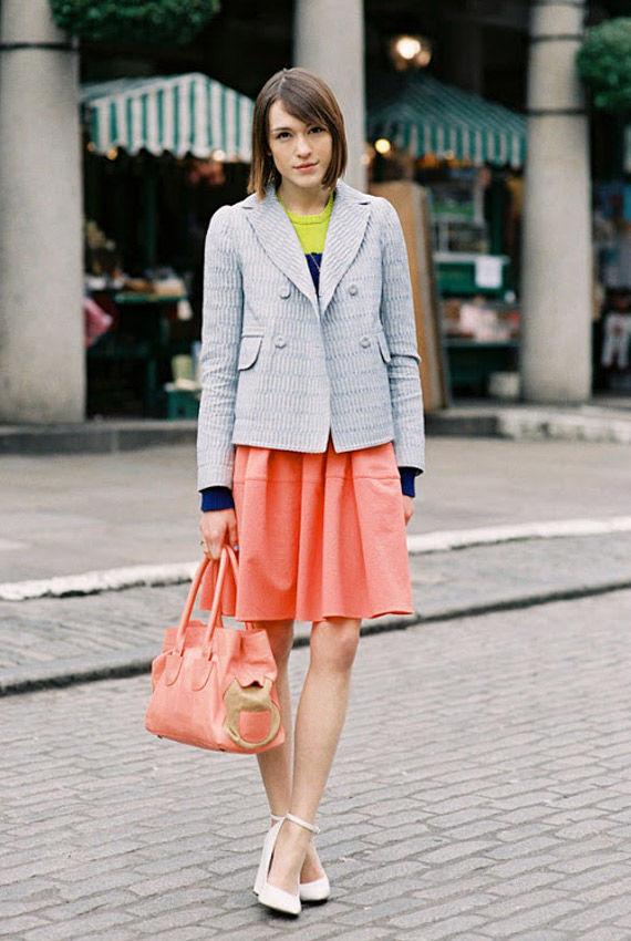LAG PÅ LAG: Moteblogger Ella Catliff ser sommerlig ut i sitrusfarger med en nøytral jakke over. Foto: VanessaJackman.Blogspot.com
