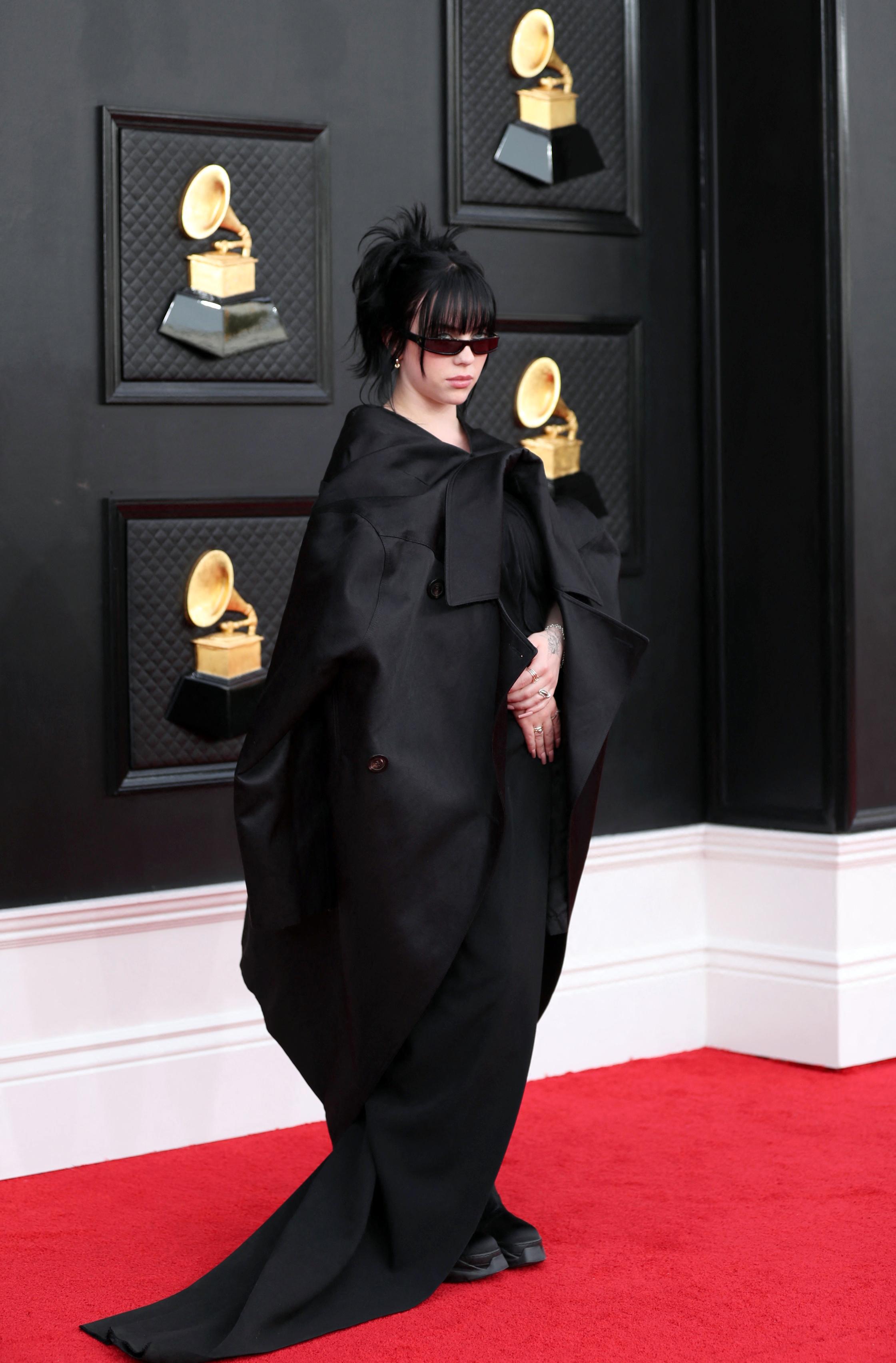 OVERSIZED: Både til Oscar og nå til Grammy valgte Billie Eilish svarte, oversizede antrekk. 