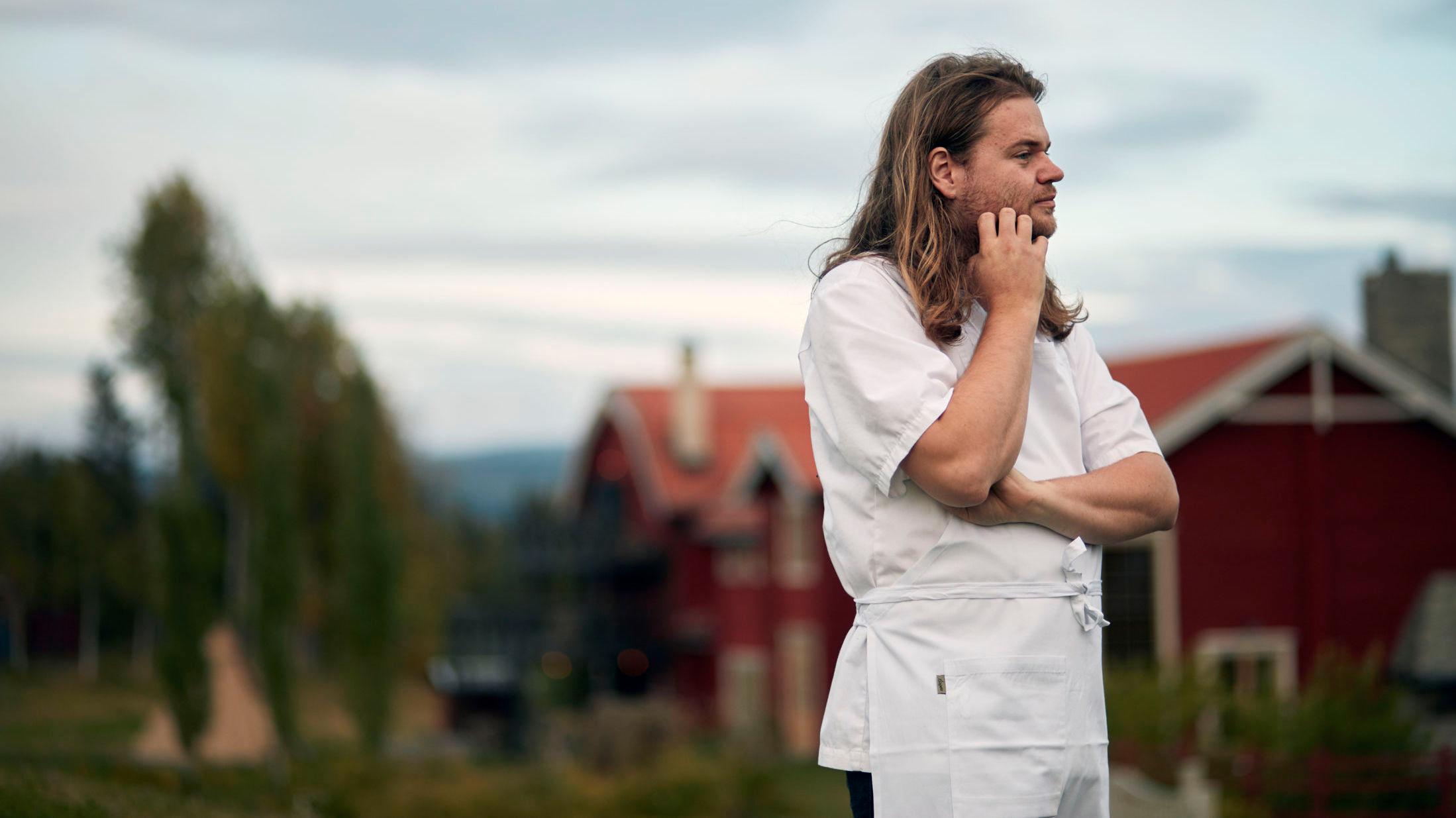 GIR SEG: Kjøkkensjef Magnus Nilsson som driver tostjernersrestauranten Fäviken Magasinet stenger i disse dager restauranten for godt. I BBC-podkasten kan du bli med han på flatbrødbaking med tjukke slekta. Foto: Fäviken Magasinet