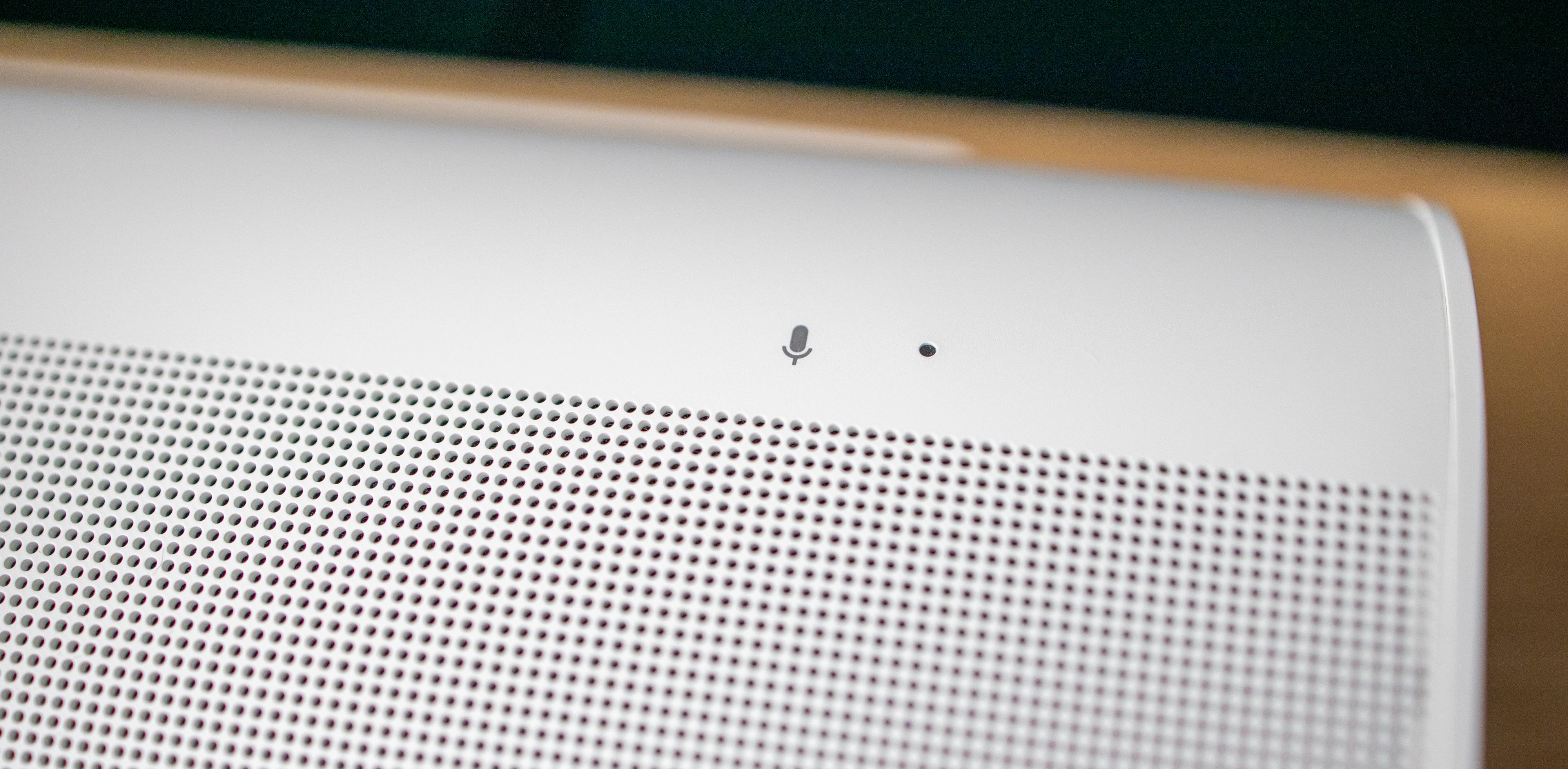 En mikrofoninngang fanger opp stemmen din hvis du vil prate med en stemmeassistent. Både Alexa og Google Assistant er støttet. 