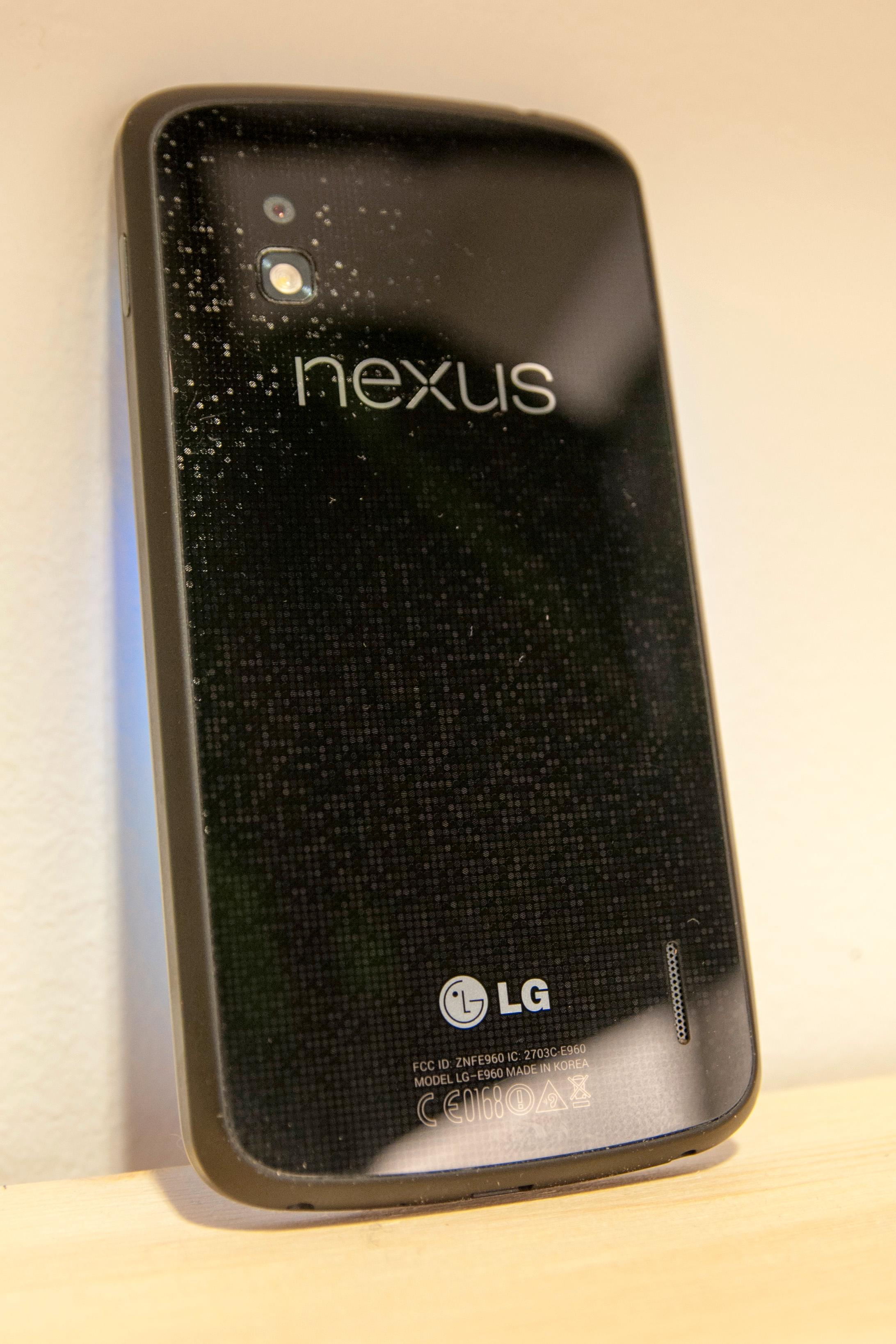 Baksiden av LG Nexus 4 er i glass, med et spraglete mønster som reflekterer lyset forskjellig alt etter hvordan du holder den.Foto: Finn Jarle Kvalheim, Amobil.no