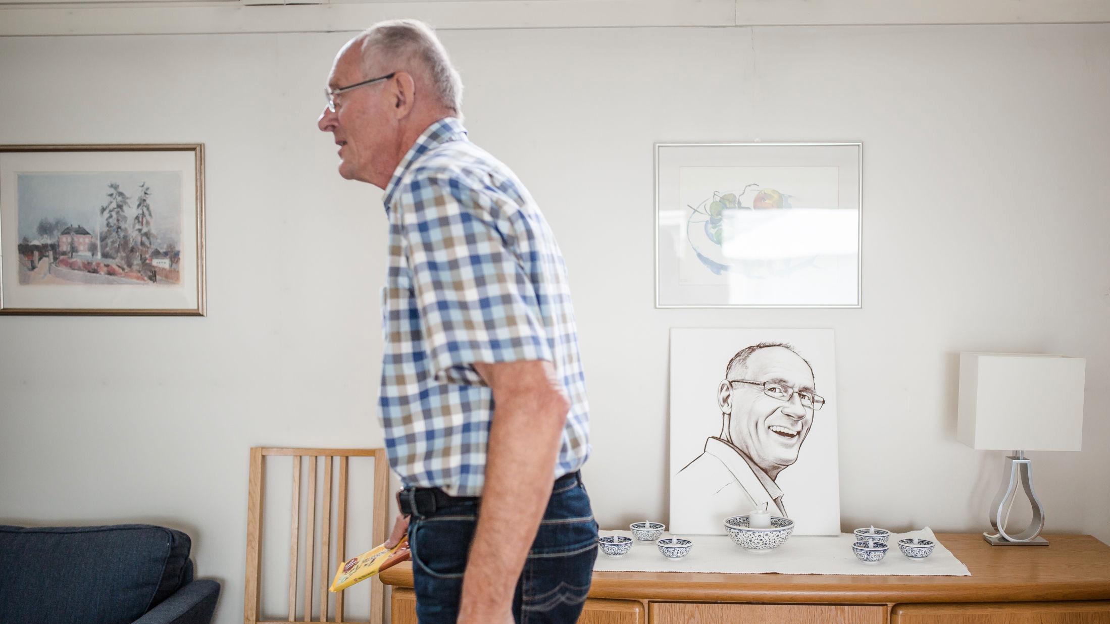 SMILET: På hyllen i stuen står et bilde av Walter Huber (74) mange nok kjenner igjen fra handleturen. Foto: Odin Jæger/VG