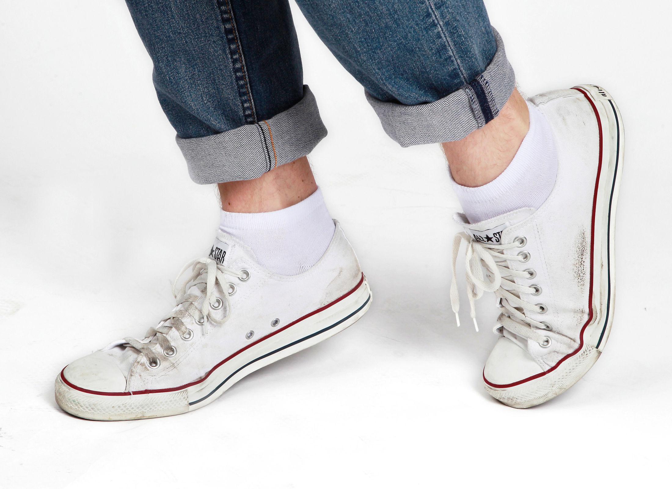 IKKE SLIK: Skitne sko og synlige sokkekanter bør unngås om du ønsker å ta deg best mulig ut i sommer. Foto: Nils Bjåland / VG