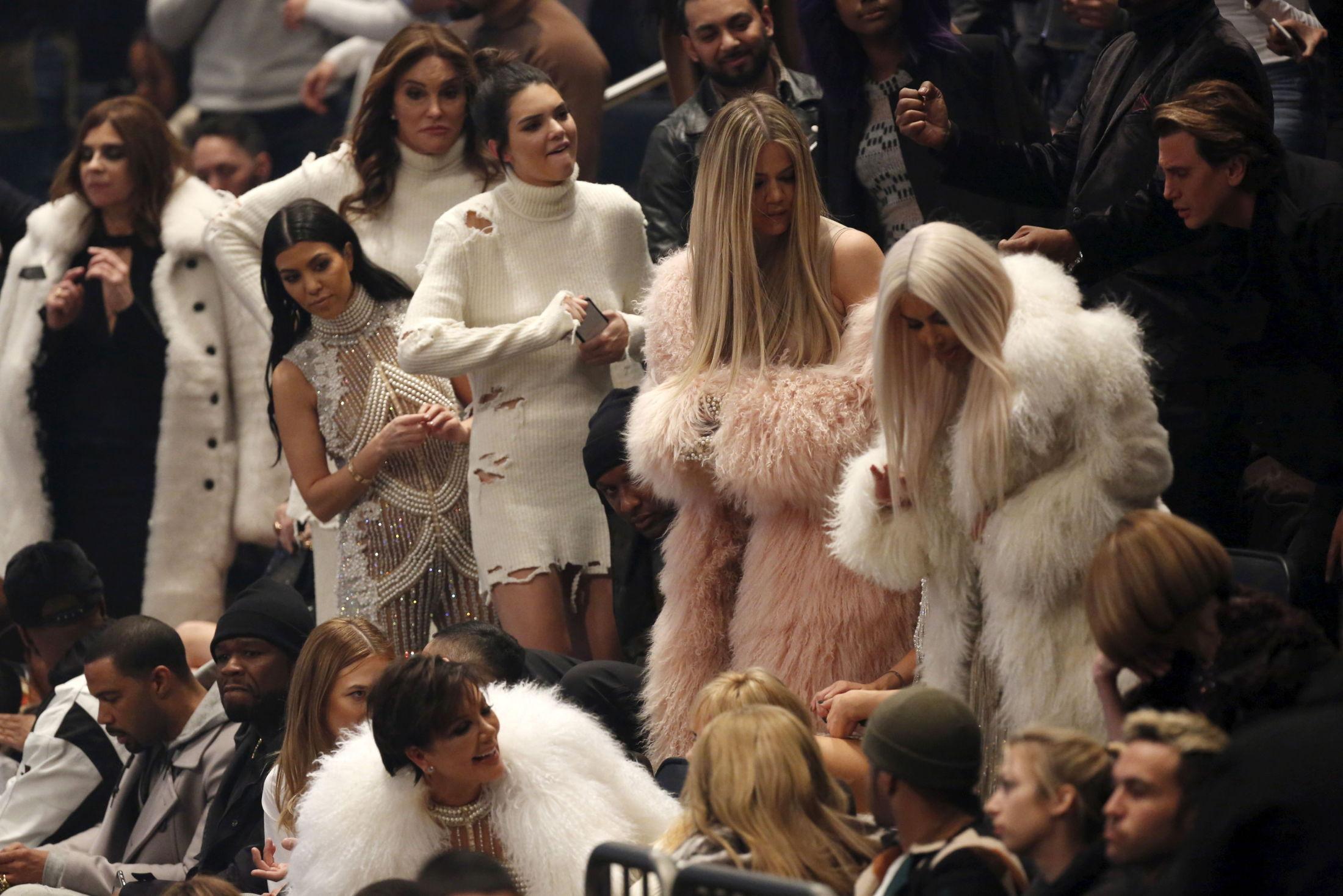 GJENGEN: Mon tro om disse folka dukker opp når noen av de nye Yeezy-butikkene skal åpnes? Her er i alle fall Caitlyn Jenner, Kourtney Kardashian, Kendall Jenner, Khloe Kardashian og Kim Kardashian på Yeezy sesong 3-presentasjonen. Foto: Reuters