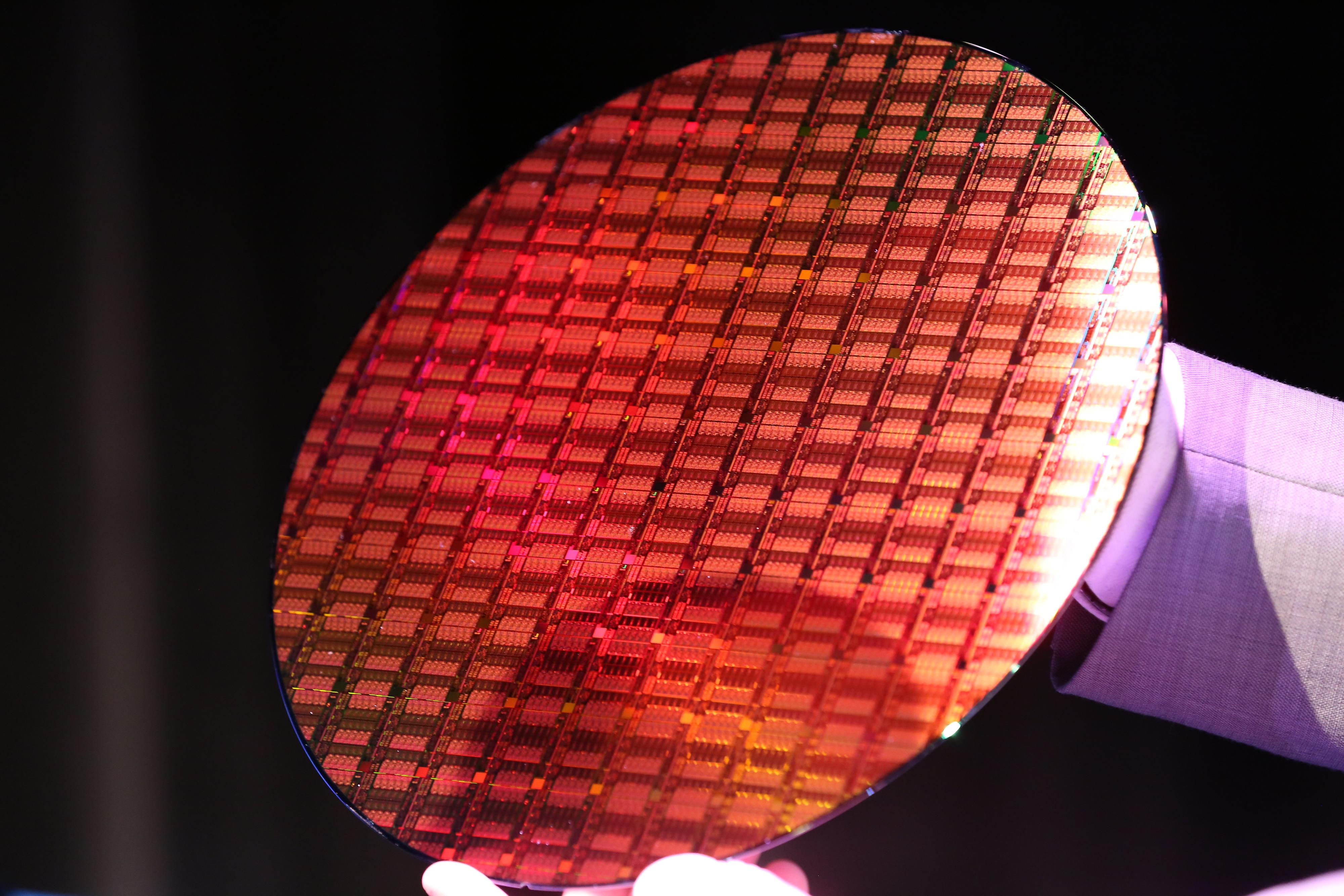En silisiumskive – også kalt «wafer» – kan inneholde et stort antall elektroniske brikker. Denne waferen inneholder Intels nye Xeon E7 v2-prosessor. Hver prosessor har 4,3 milliarder transistorer, fremstilt med en 22 nanometer produksjonsprosess. Foto: Intel