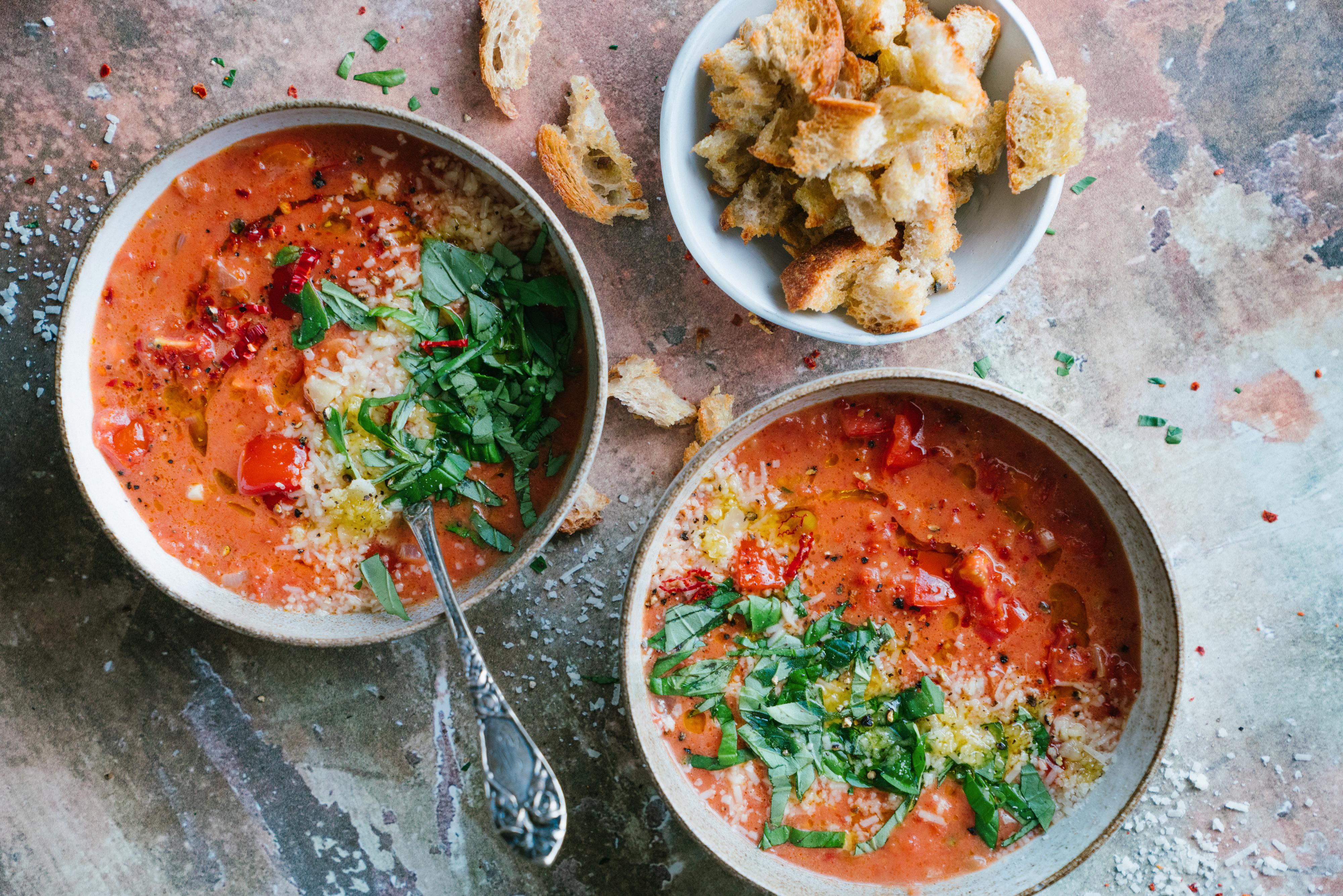 Hjemmelaget tomatsuppe kan lages på mange måter og med ulike støttespillere til hovedingrediensen tomat. 