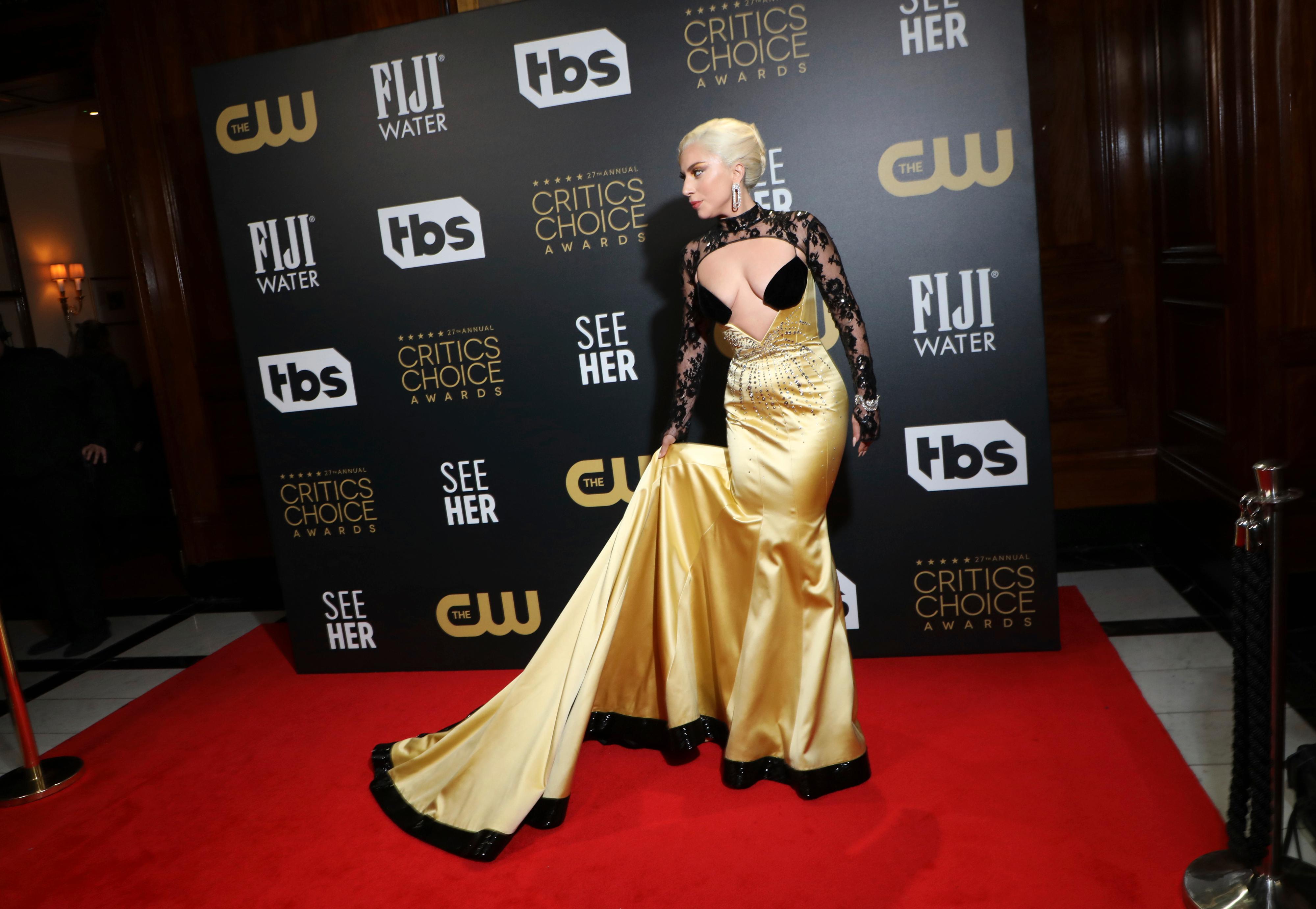 SLEPET MÅ ORDNES: Lady Gaga på den røde løperen i kjole med langt slep. Kjolen med den spesielle utringningen er designet av Gucci. 