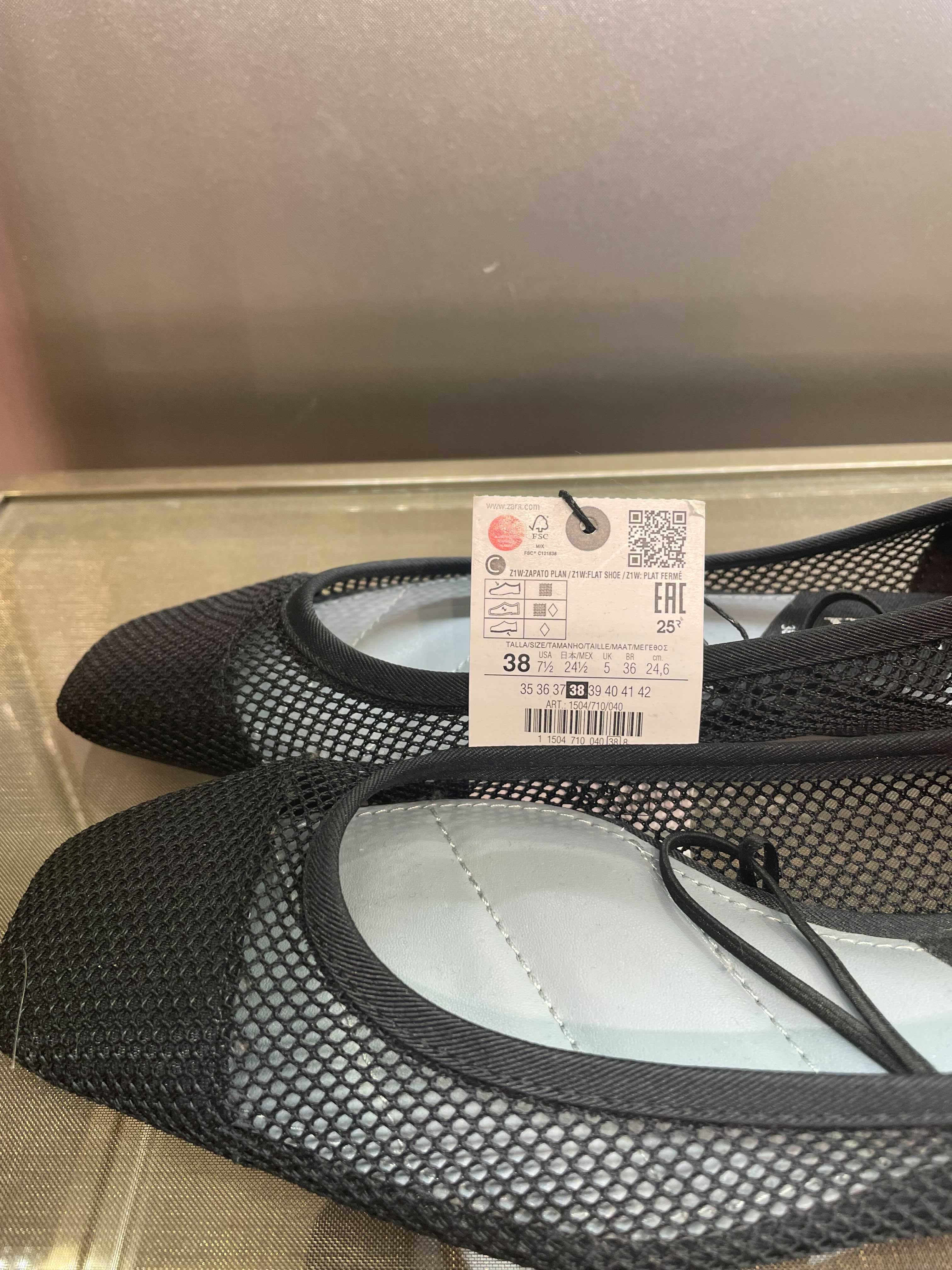 MED SYMBOL: Tilbehør som sko hadde derimot symbol på seg. Sko kan virkelig variere i passform, så kanskje sirkelen vi ser her bety at denne skoen er stor i størrelsen?