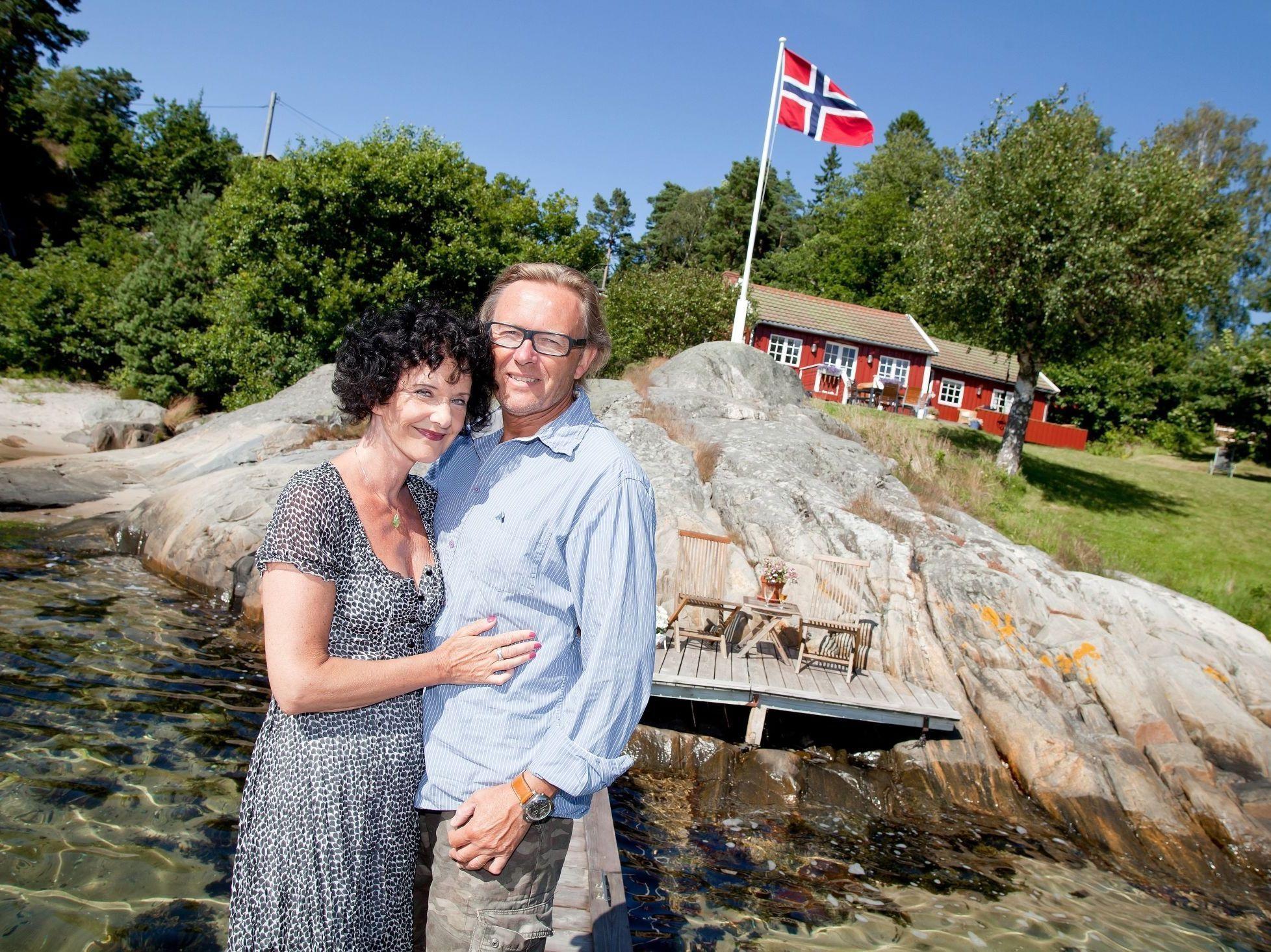 40 ÅR: Forfatter Unni Lindell og hennes ektemann Per Christian på hytta i Grimstad. Foto: Lise Skogstad/VG
