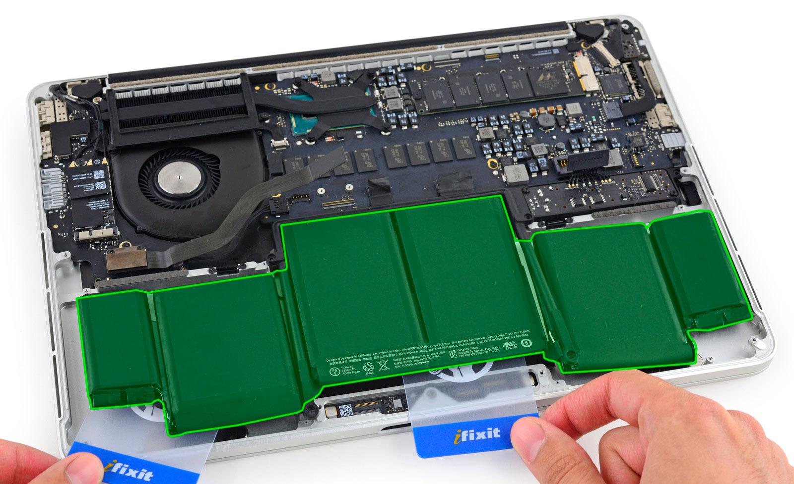 Nesten halvparten av innmaten i bærbare datamaskiner er batteriet. Her er en Macbook Pro Retina avbildet, hvor batteriene er merket i grønt. Foto: iFixit