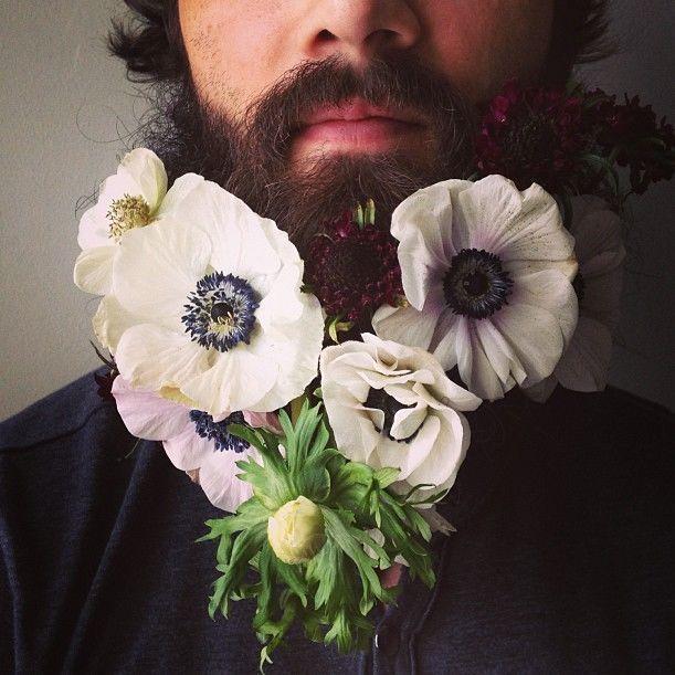FULL POTT: Blomsterstylisten og bloggeren Sarah Winward har bidratt til blomsterskjegg-fenomenet og opplever at bildene hennes blir delt overalt i sosiale medier. Foto: Sarah Winward