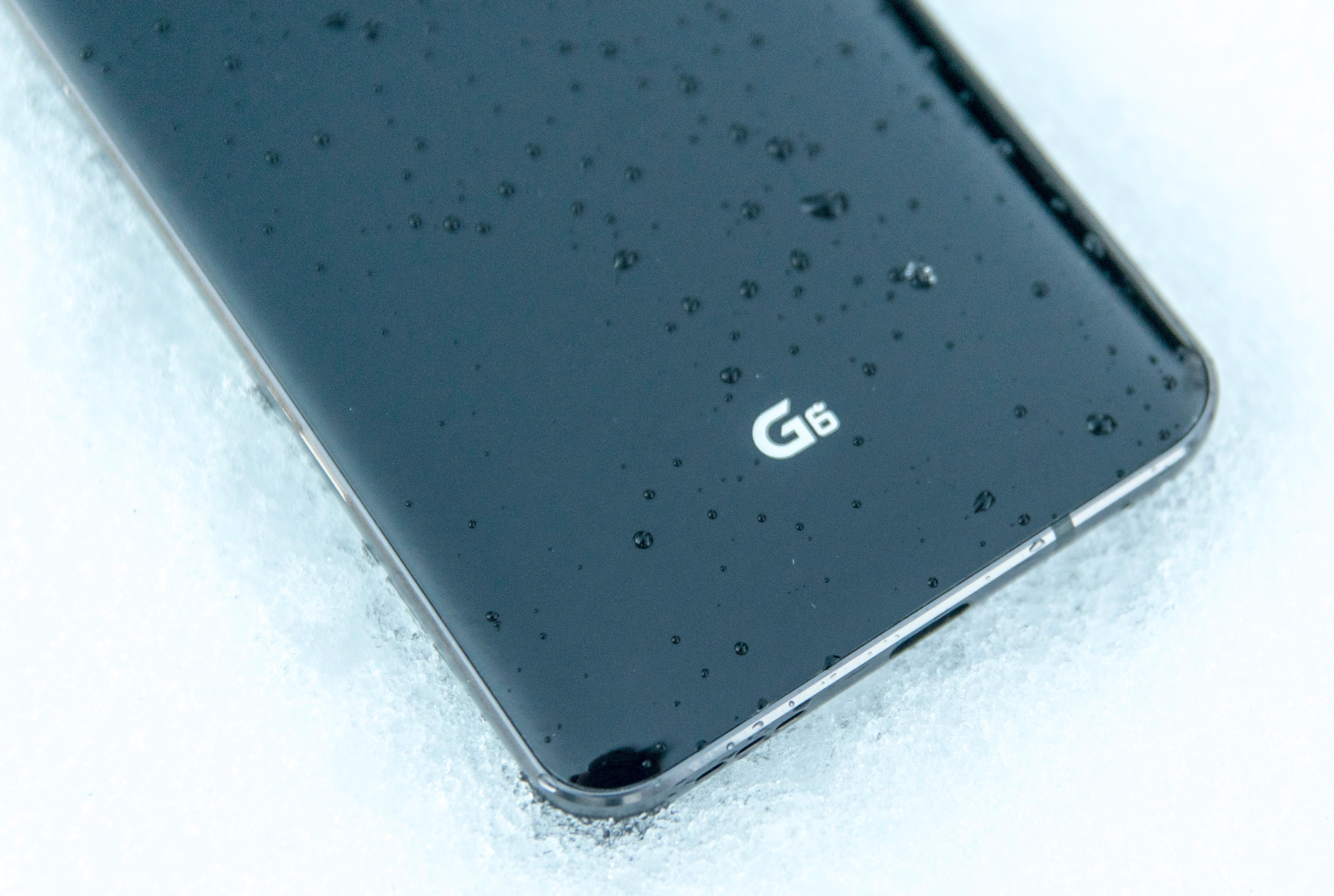 Endelig en vanntett LG-modell. G6 er sertifisert både som IP68 og som MIL-810-G. Sistnevnte betyr at den har gjennomgått støttesting og skal tåle fall fra middels høyder, rundt 1,2 meter. Dette anbefaler vi ingen å prøve, ettersom fall er uforutsigbare uansett. Men G6 har sannsynligvis større sjanse for å overleve enn tidligere modeller i glass.