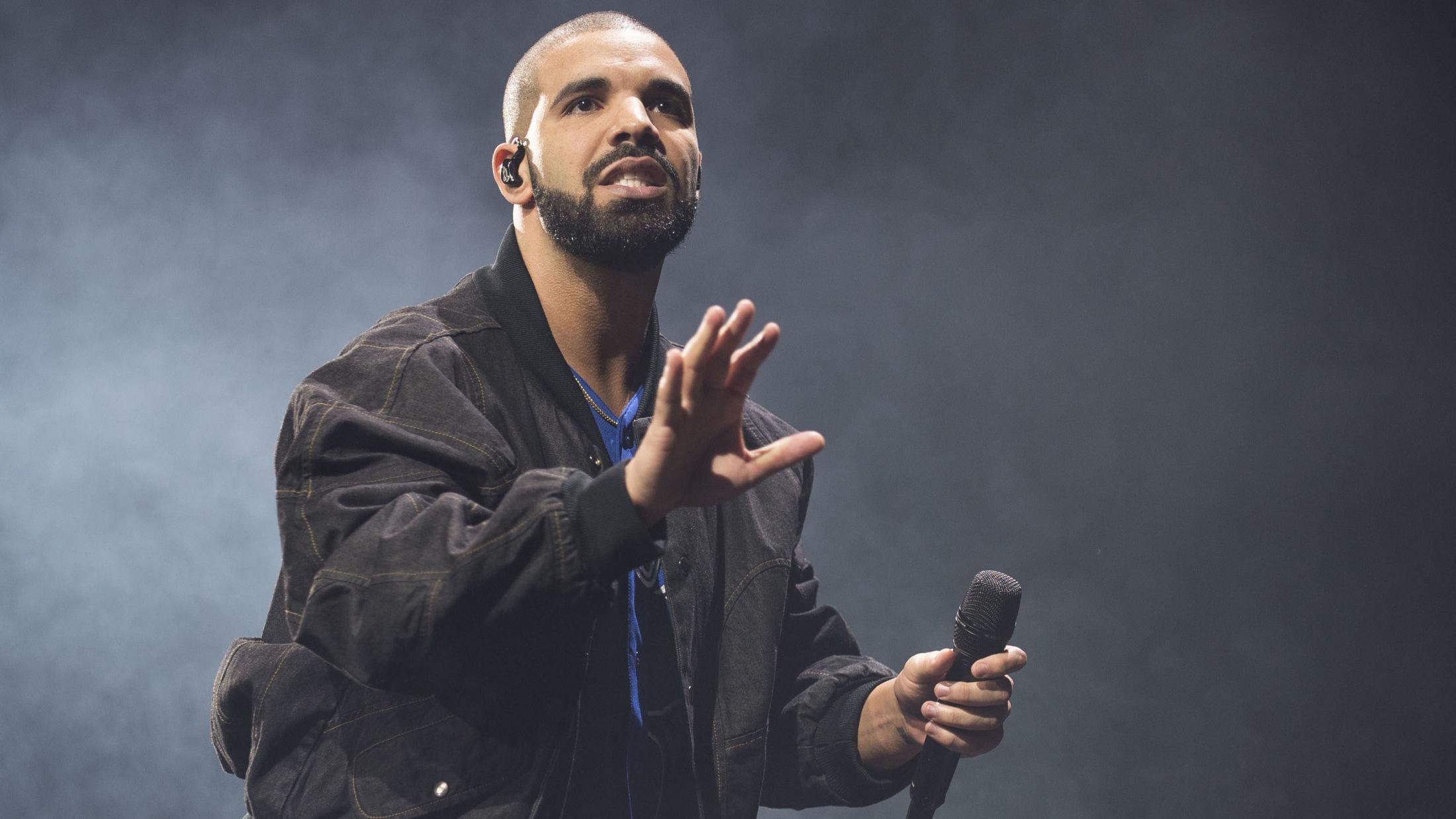 UT AV RØYKEN: Artisten Drake har lansert sine egne duftlys. Foto: Mola/AP.