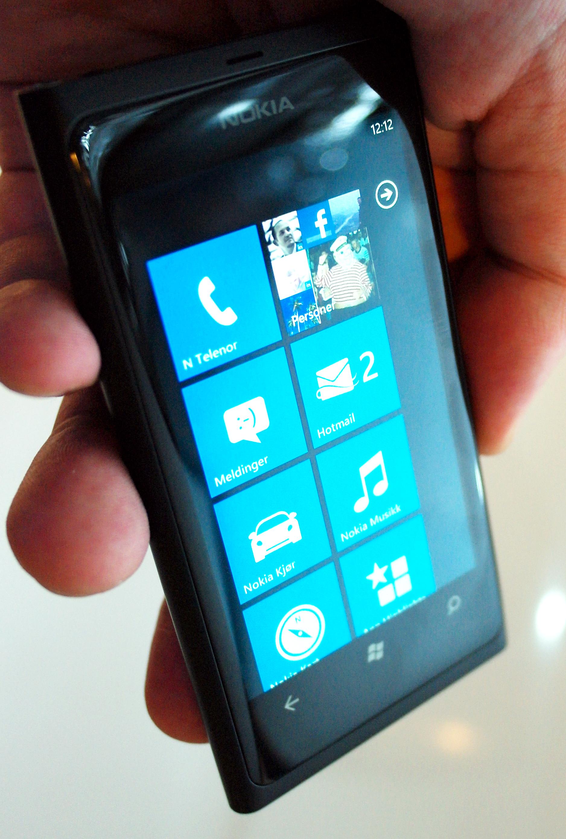Nokia har puttet inn sine egne apper i hovedmenyen.