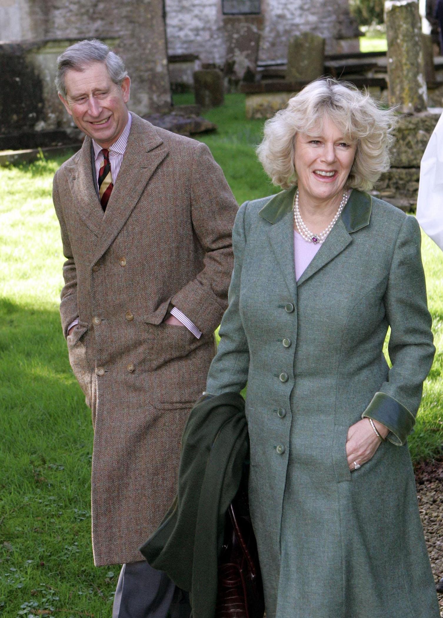 MATCHY: Prins Charles og Camilla Parker Bowles etter en gudstjeneste i 2005. De to matchet i tweed-jakker. Charles velger ofte dobbeltspente jakker. Foto: Tim Ockenden/AP.
