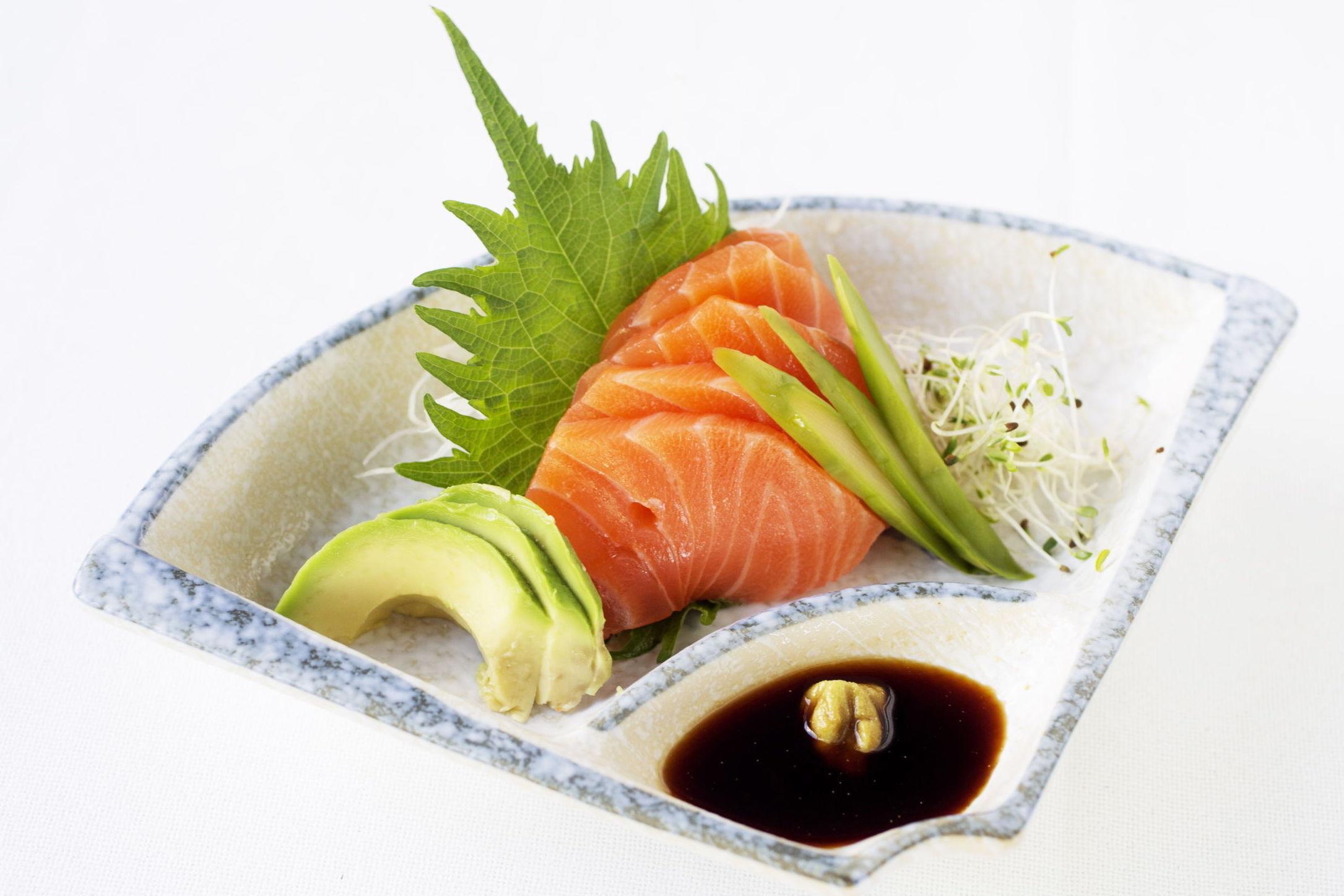 HELT RÅTT: Skiver med rå laks servert med soyasaus og litt grønt er den enkleste sushi-varianten. Foto: Janne Møller-Hansen/VG