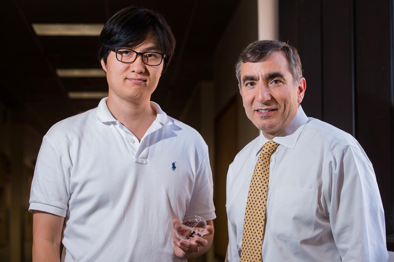To av forskerne bak den nye lagringsteknologien, Gunuk Wang (til venstre) og James Tour.Foto: Jeff Fitlow/Rice University