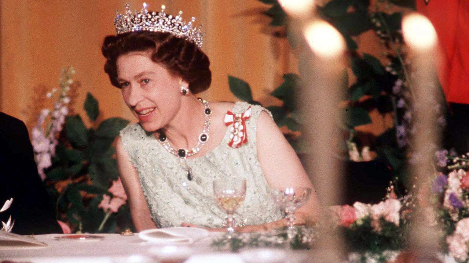 PÅ JUBILEUMSTUR: Dronning Elizabeth, her på en statsmiddag i Quebec, Canada, i oktober 1977. Foto: Pa Photos