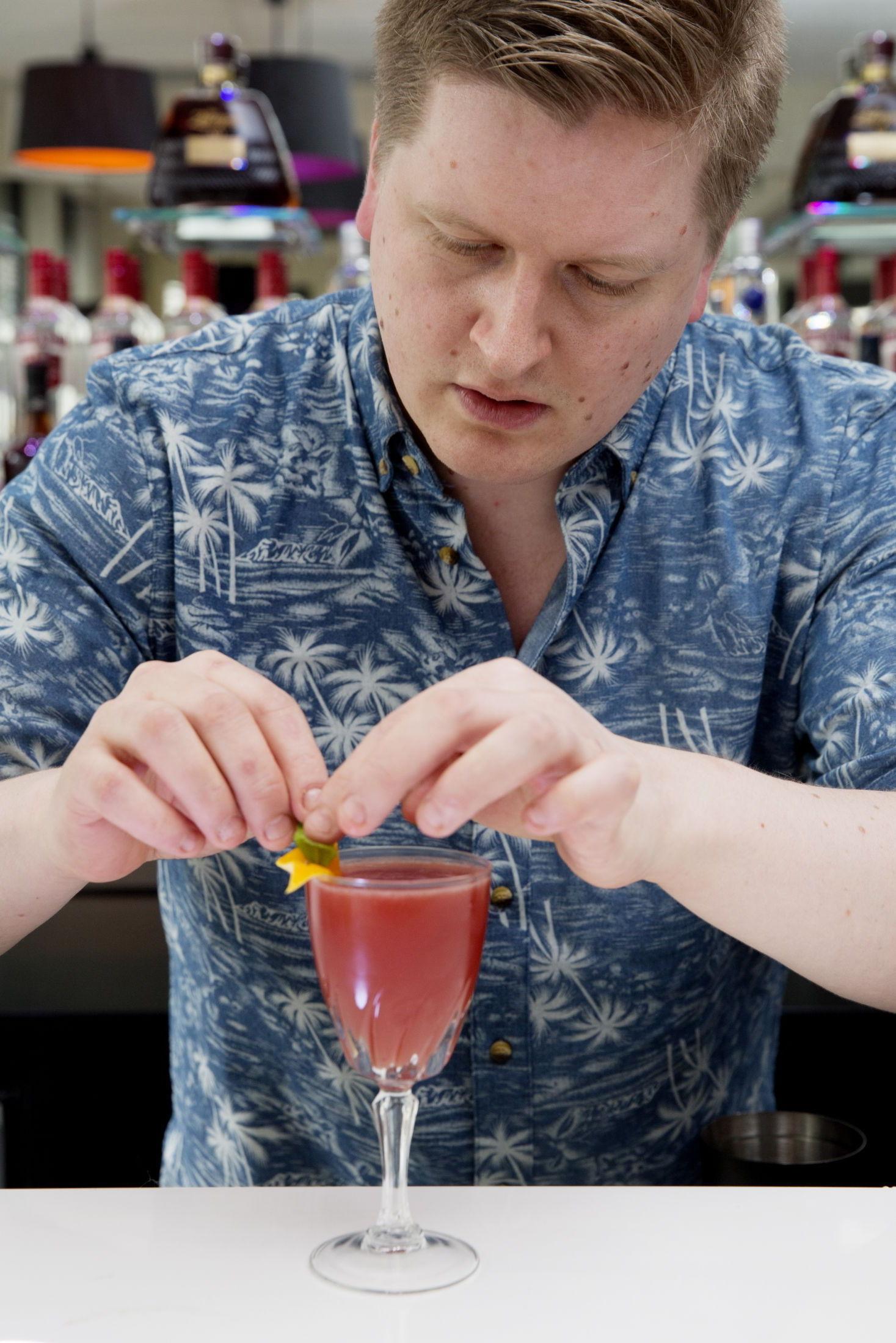 NM: Jesper Høst har lang fartstid som bartender, og har selv eksperimentert med glass med smak. Spiselige glass, derimot, har han ikke prøvd ennå. Foto: Janne Møller-Hansen/VG