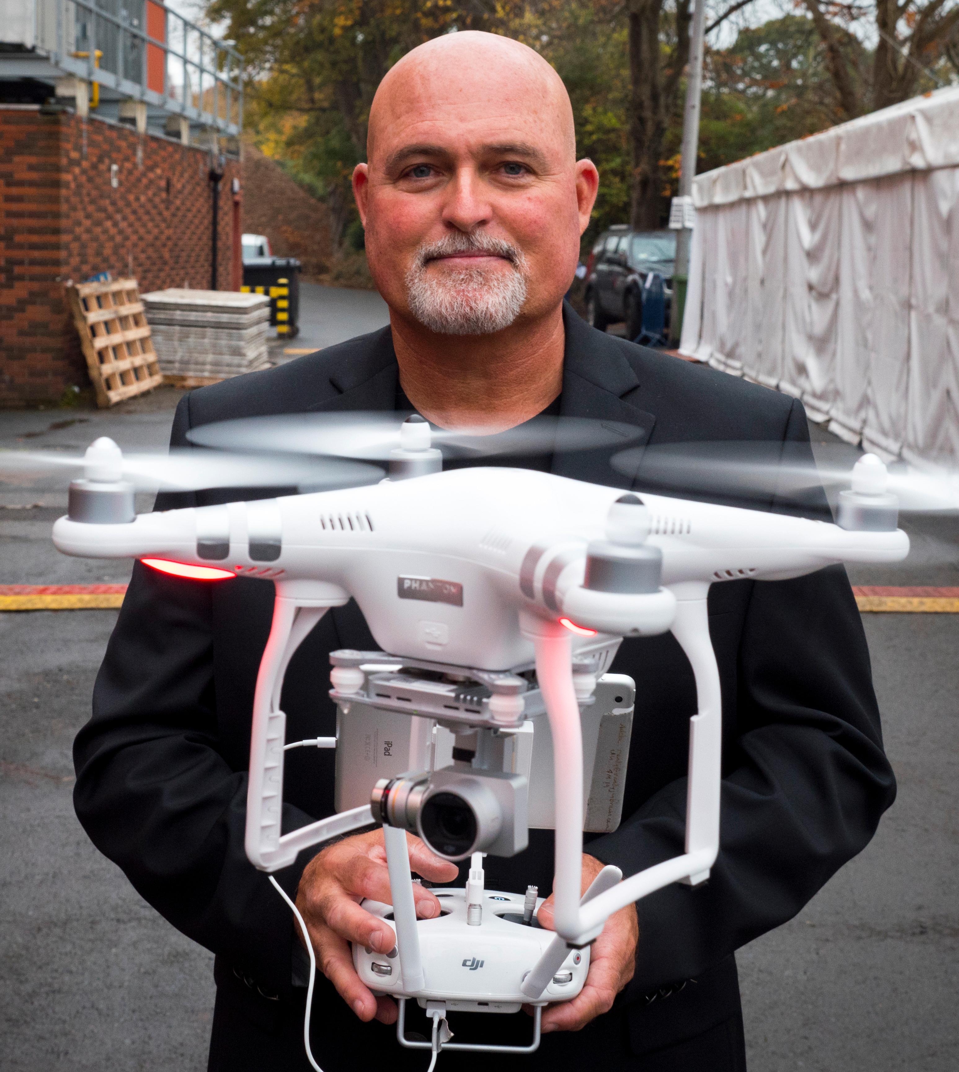 DJIs Randy Braun er ikke mye bekymret for droneflyvningens fremtid. Foto: Kristoffer Møllevik, Tek.no