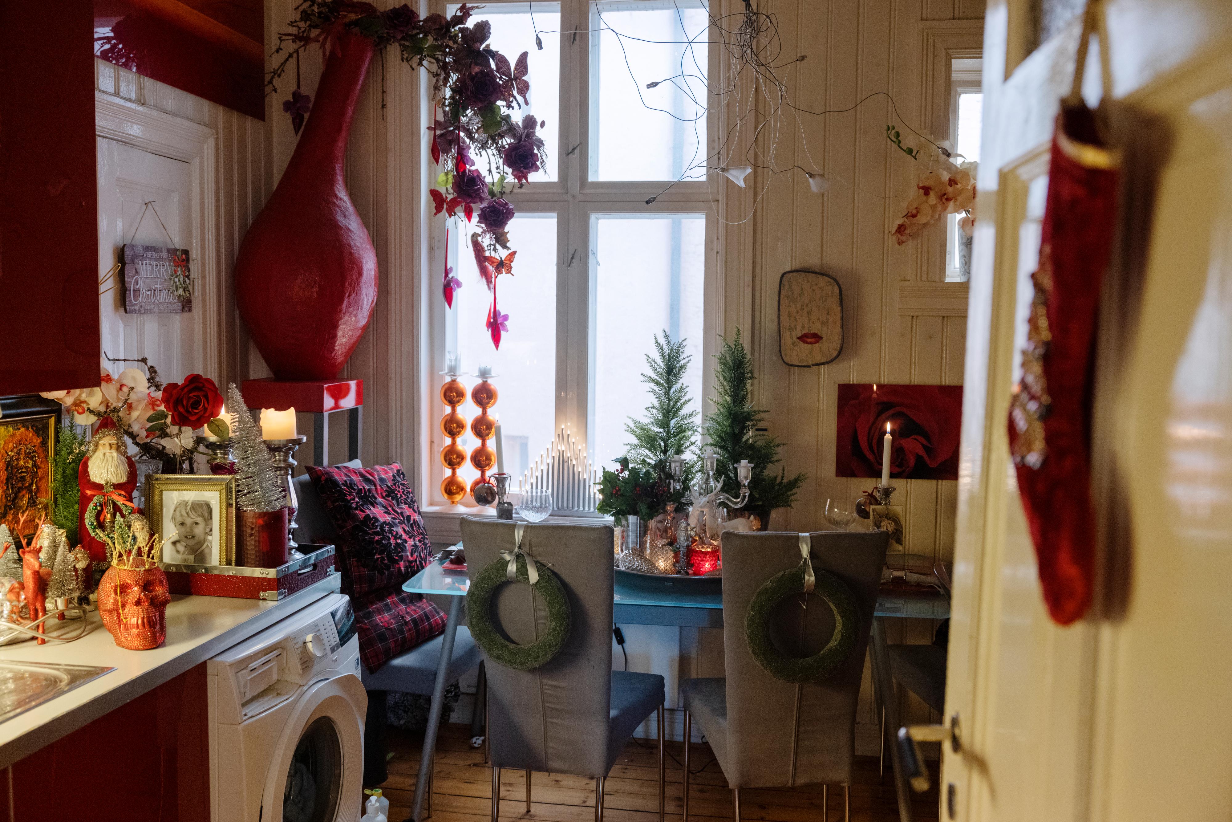 JULEKJØKKEN: På kjøkkenet har Tore brukt mer klassiske julefarger.