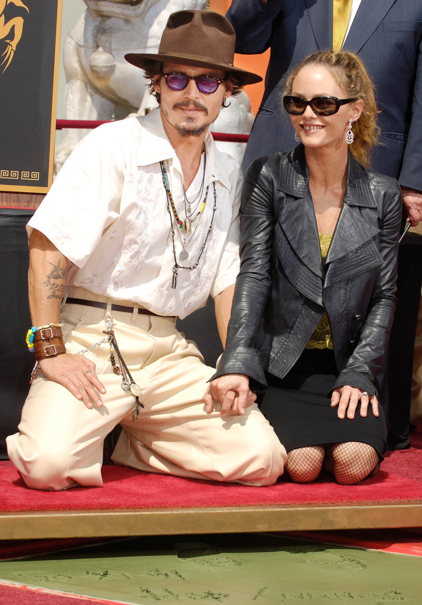 STORT ØYEBLIKK: I 2005 etterlot Depp avtrykk av både hender og føtter i sement i «Grauman’s Chinese Theatre» i Los Angeles. 