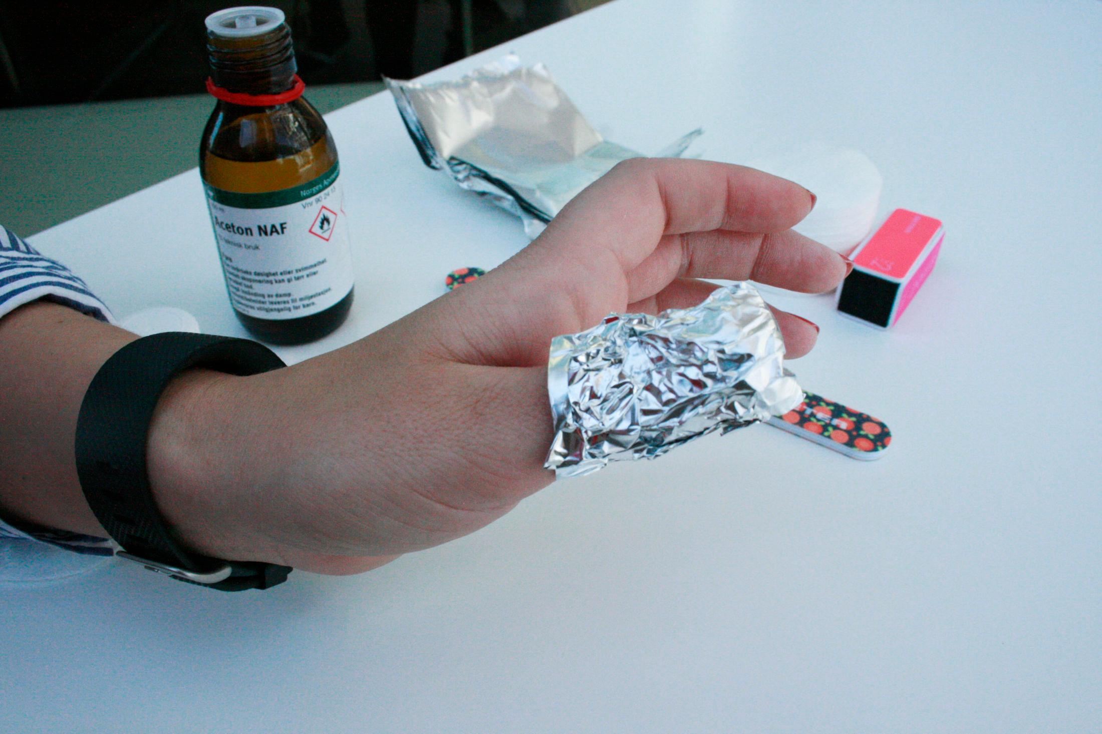 STEG 4: Brett aluminiumsfolien rundt fingertuppen. Klem på folien slik at den sitter godt rundt fingeren.