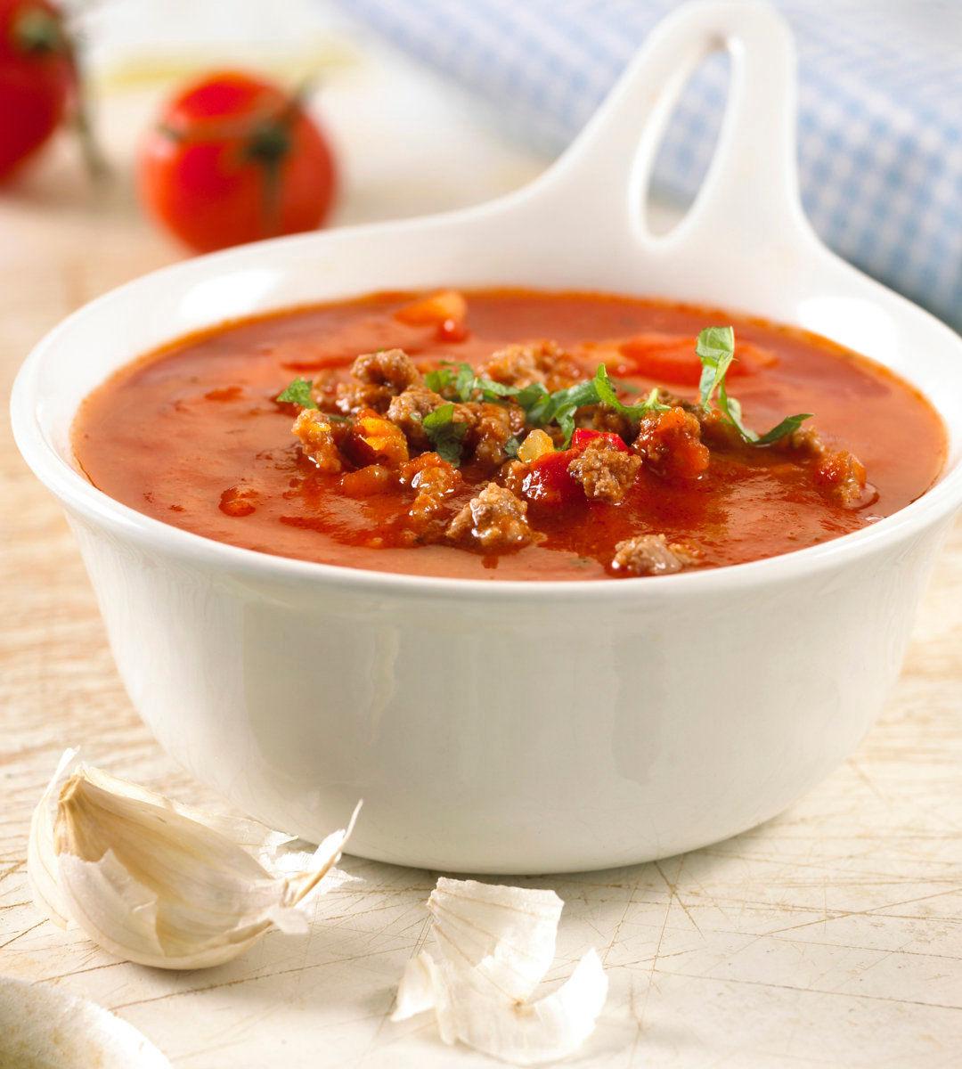 Prøv tomatsuppe med kjøttdeig til middag. (Foto: Opplysningskontoret for egg og kjøtt/Astrid Hals.)