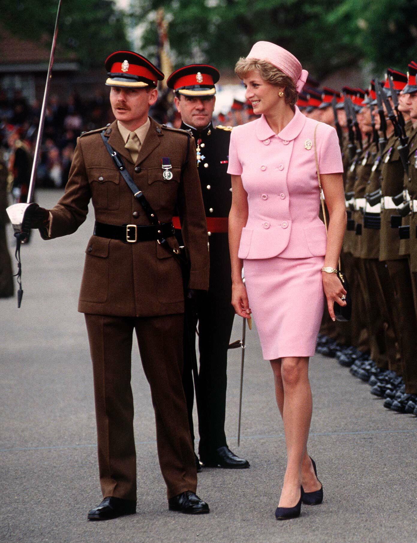JACKIE O: Diana ble sammenlignet med Jackie O etter at hun viste seg i den rosa drakten designet av favoritten Varsace i 1995. Pillehatten var laget av Philip Somerville. Foto: Getty Images