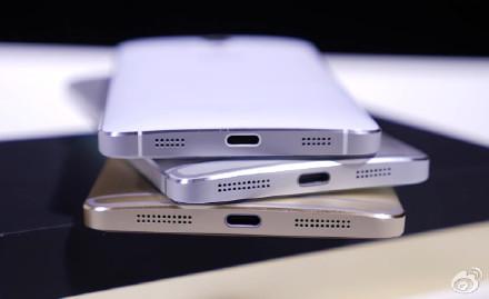 De tre telefonene oppå hverandre, alle med den nye USB.pluggen. Foto: Baidu
